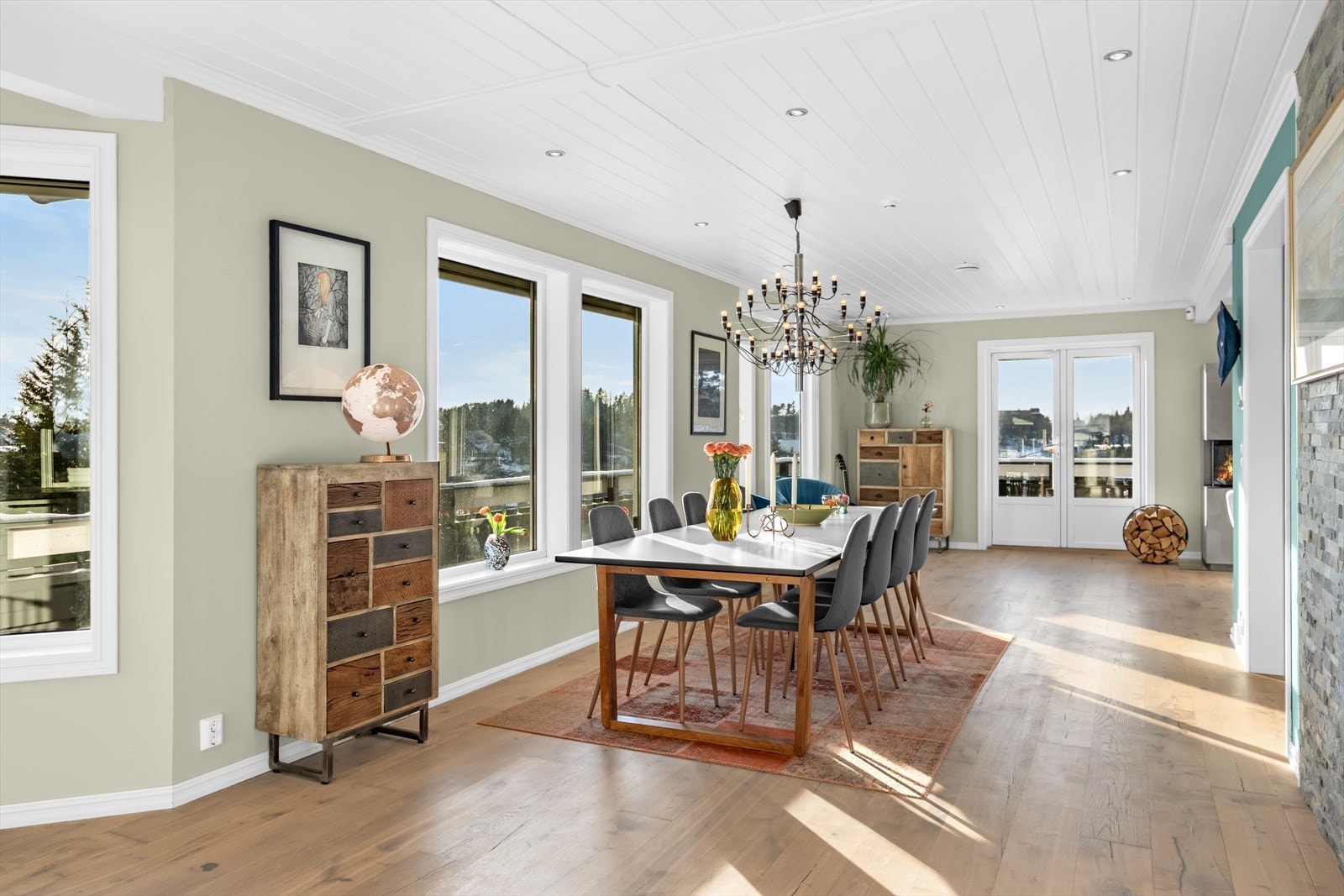 Velkommem til en familievennlig bolig på tot 229m² BRA-I fordelt over 3 plan med flere solrike uteplasser! Galleribilde