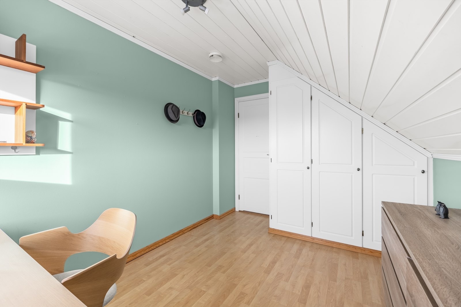 Alle soverommene er malt i nyere tid og holdt stilige, moderne farger. Alle har også behagelig vannbåren gulvvarme. Galleribilde