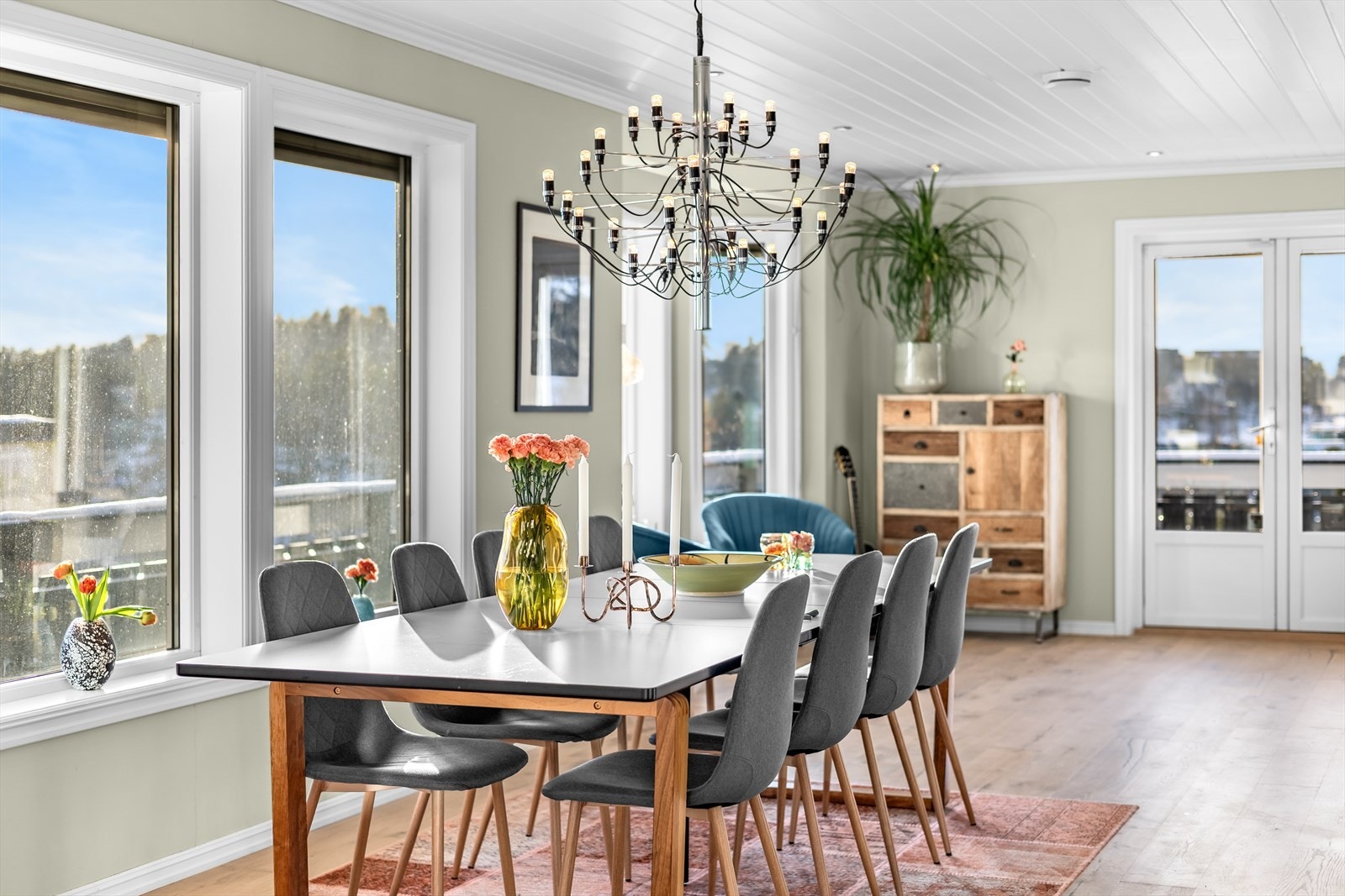 Det kan allerede her nevnes at det er vannbåren gulvvarme i de aller fleste rom av boligen. Galleribilde