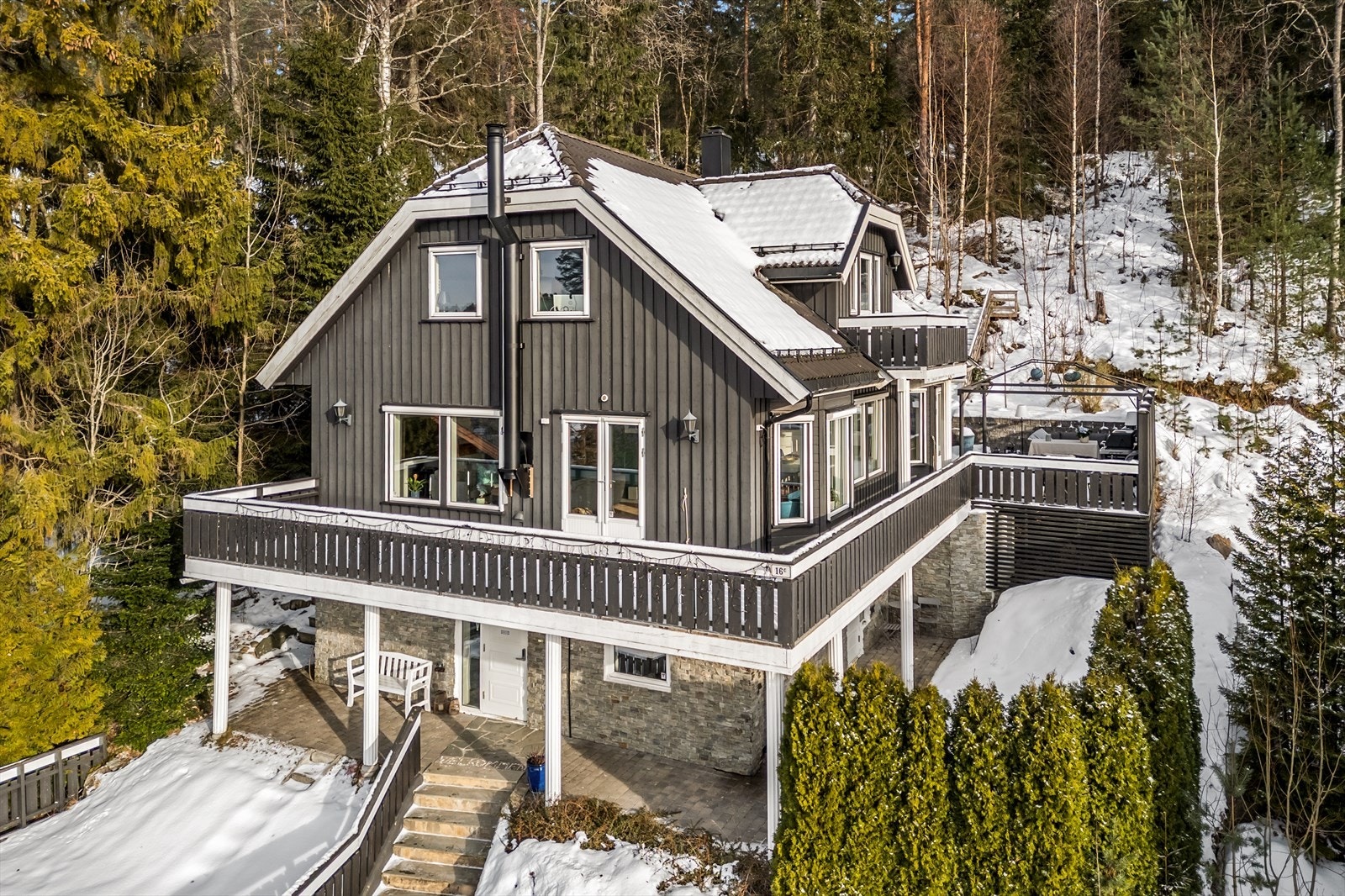 Boligen har flere meget gode oppgraderinger som for eksempel varmesystem med vannbåren varme og gode planløsninger. Galleribilde