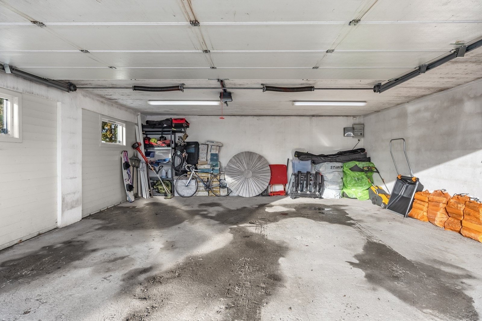 I 2025 ble det byttet motor og generell service på garasjeport, inkludert nye fjernkontroller (Garda Sikring AS). Galleribilde