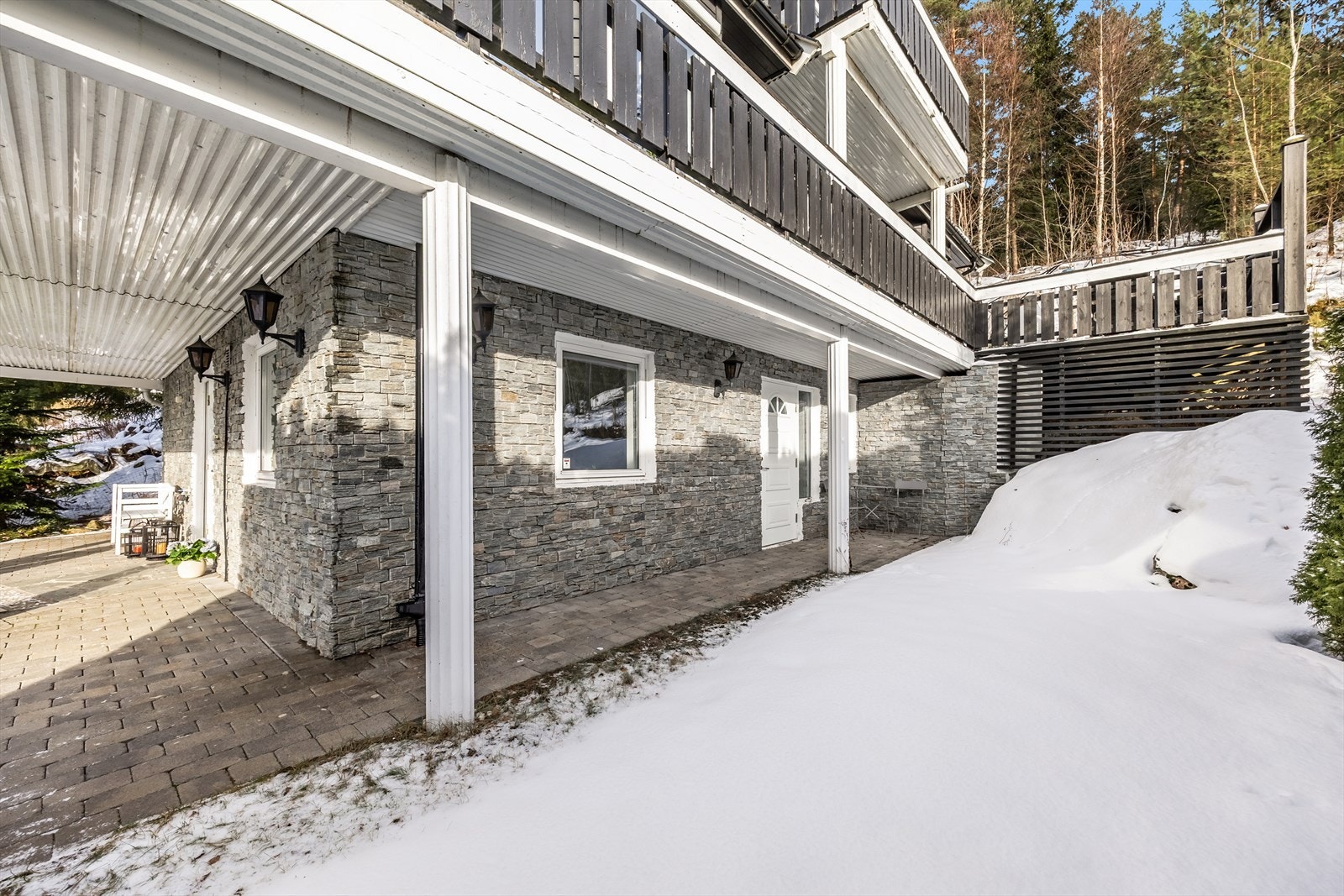 En del av underetasjen er innredet som hybel (ikke godkjent) med privat inngang. Galleribilde