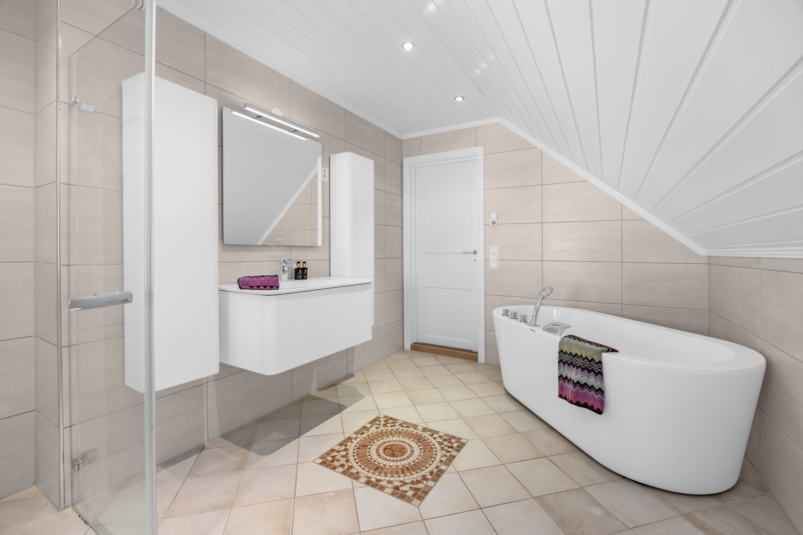 Lekkert innredet bad i 2. etasje. Her er det muligheter for å velge om en vil ta en rask dusj eller ta seg et varmt bad i badekaret etter en lang og aktiv dag. Galleribilde