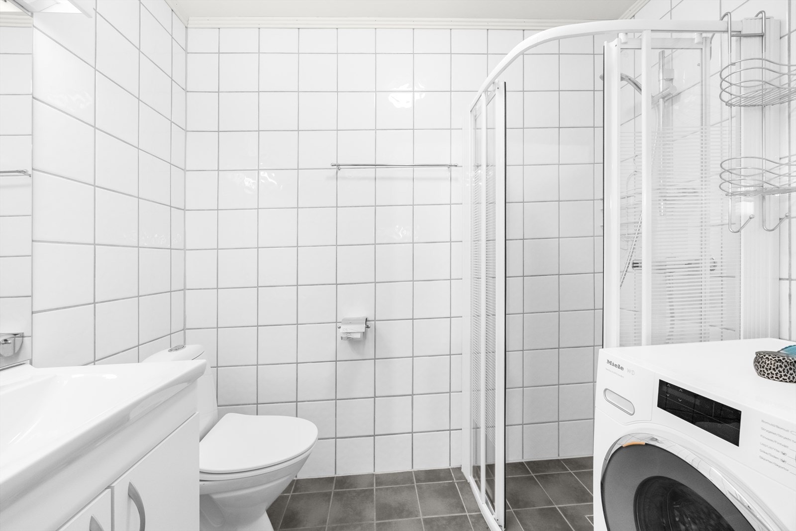 Badet har opplegg og plass for vaskemaskin. Galleribilde