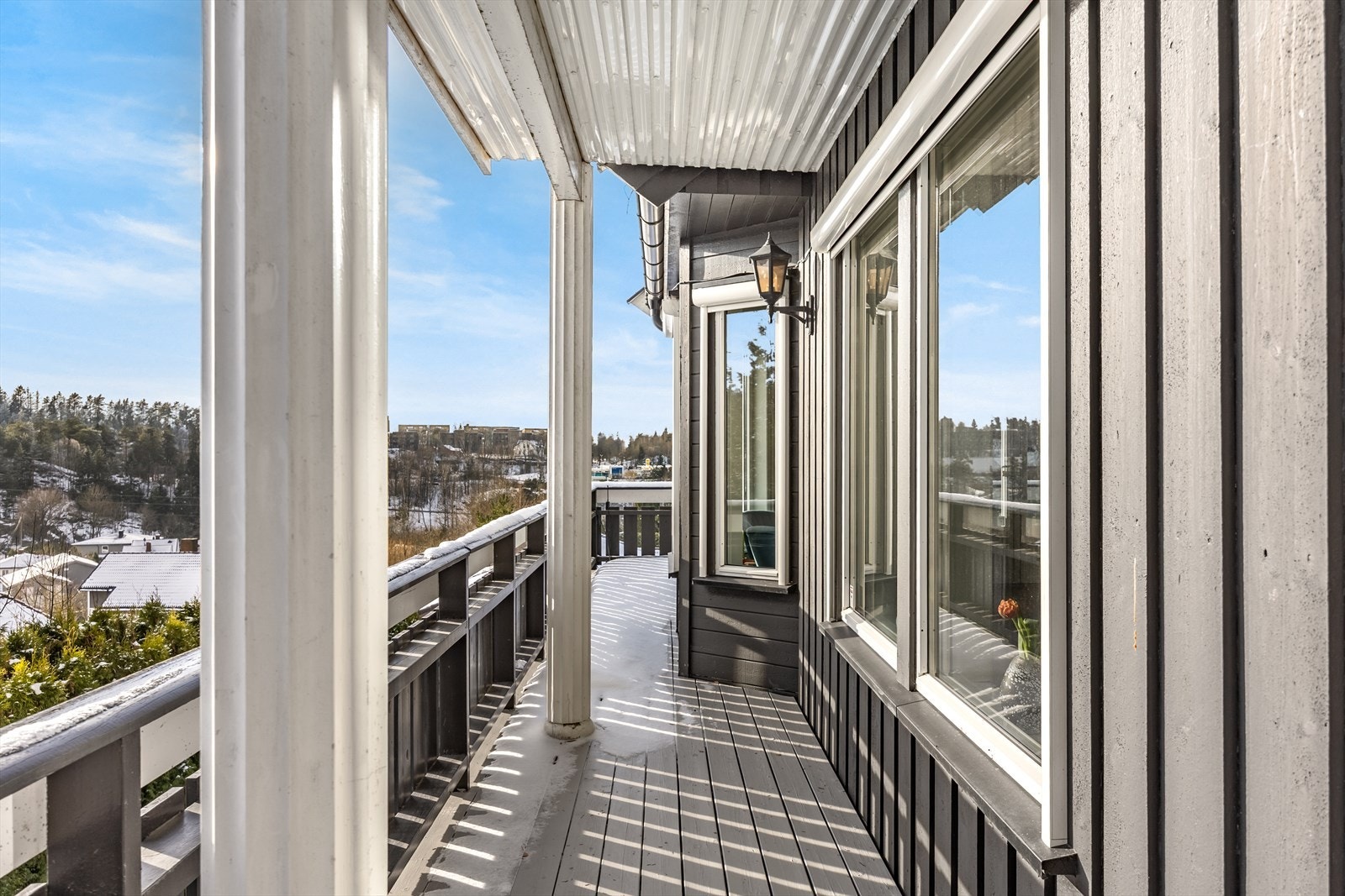 Terrassen strekker seg langs huset. Galleribilde