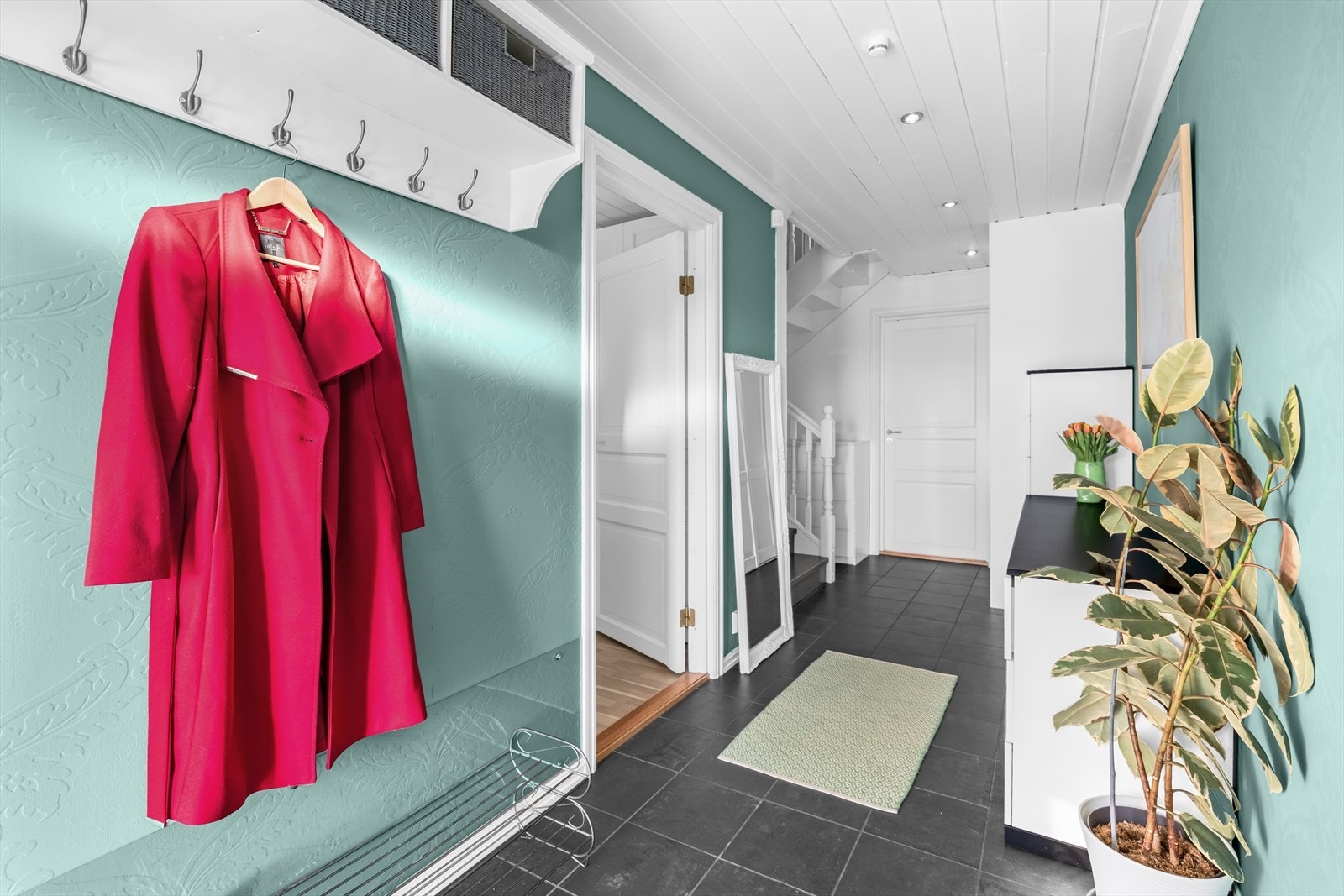 Romslig gang/trappehall. Gulvet i gangen er belagt med fliser og det er deilig varme i gulvet. Galleribilde