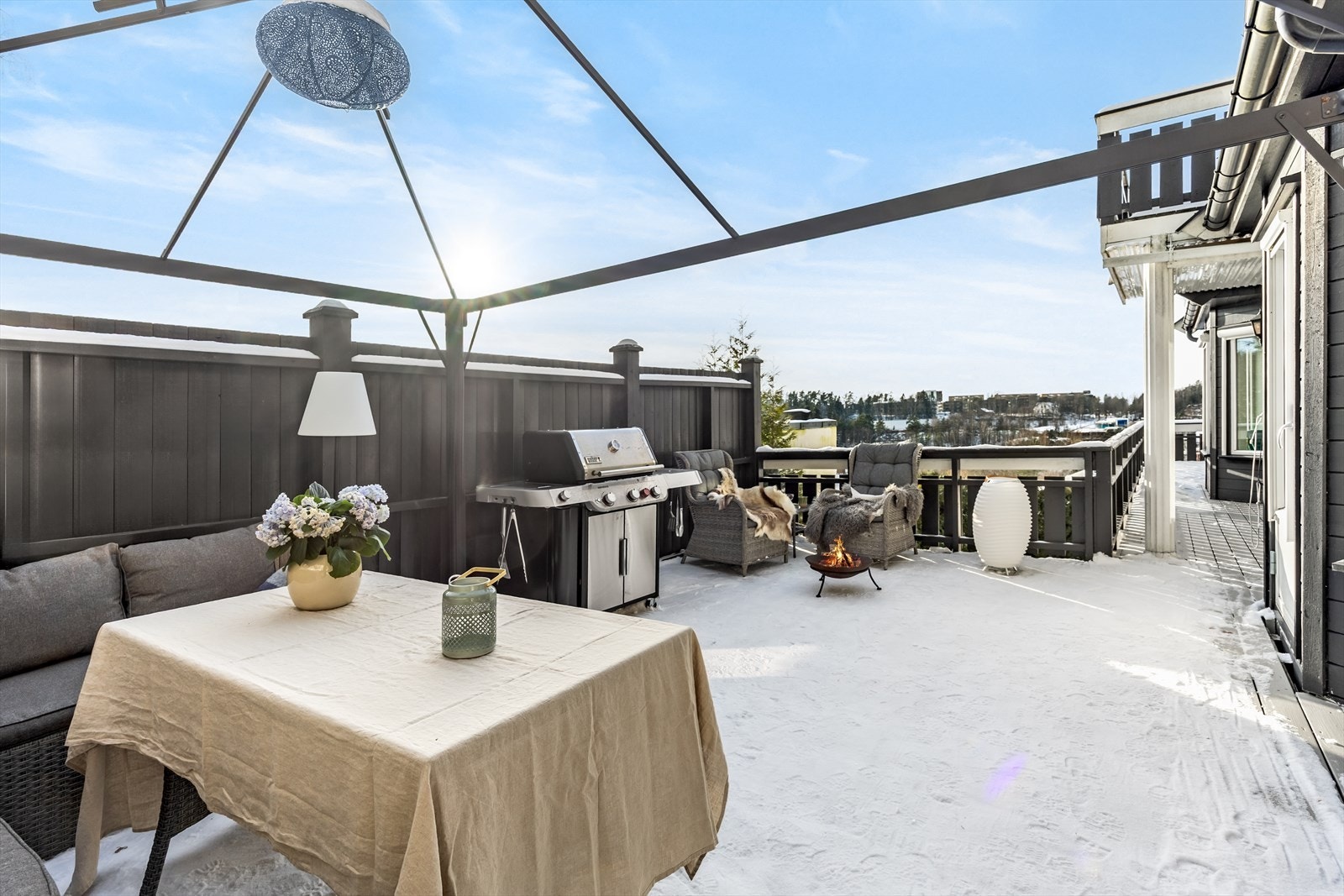 Fra stuen er det direkte utgang til ca 106 kvm som strekker seg rundt tre sider av boligen. Galleribilde