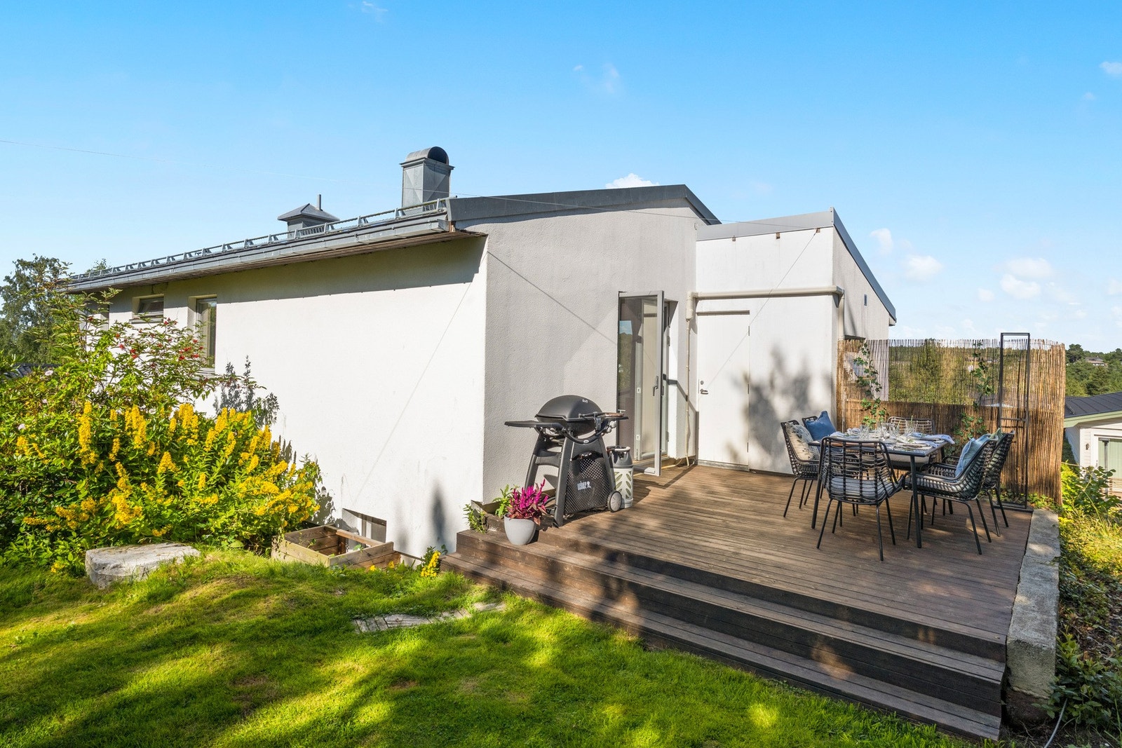 Fra stuen er det utgang til markterrasse. Galleribilde