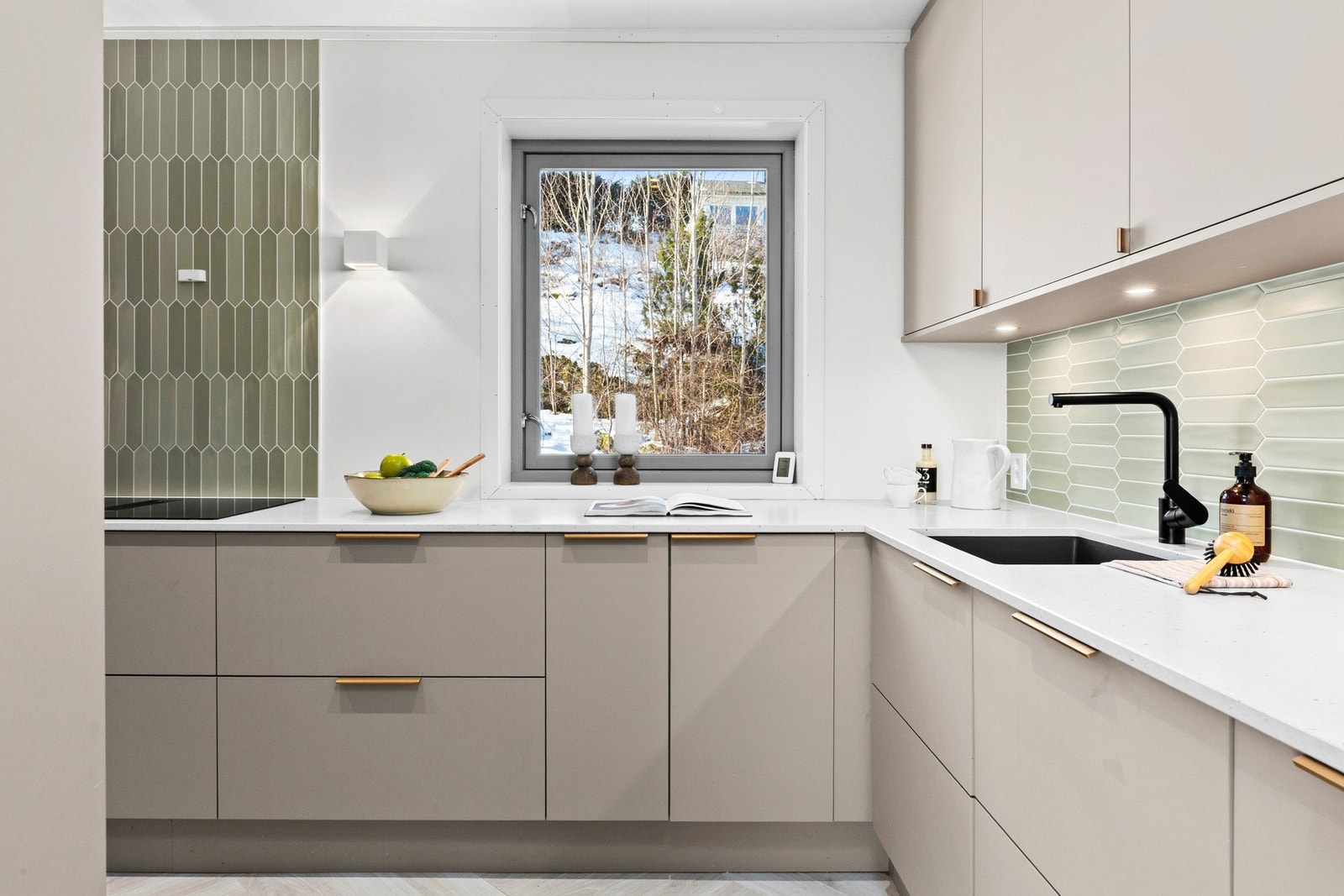 Praktisk og stilrent kjøkken fra 2024. Galleribilde