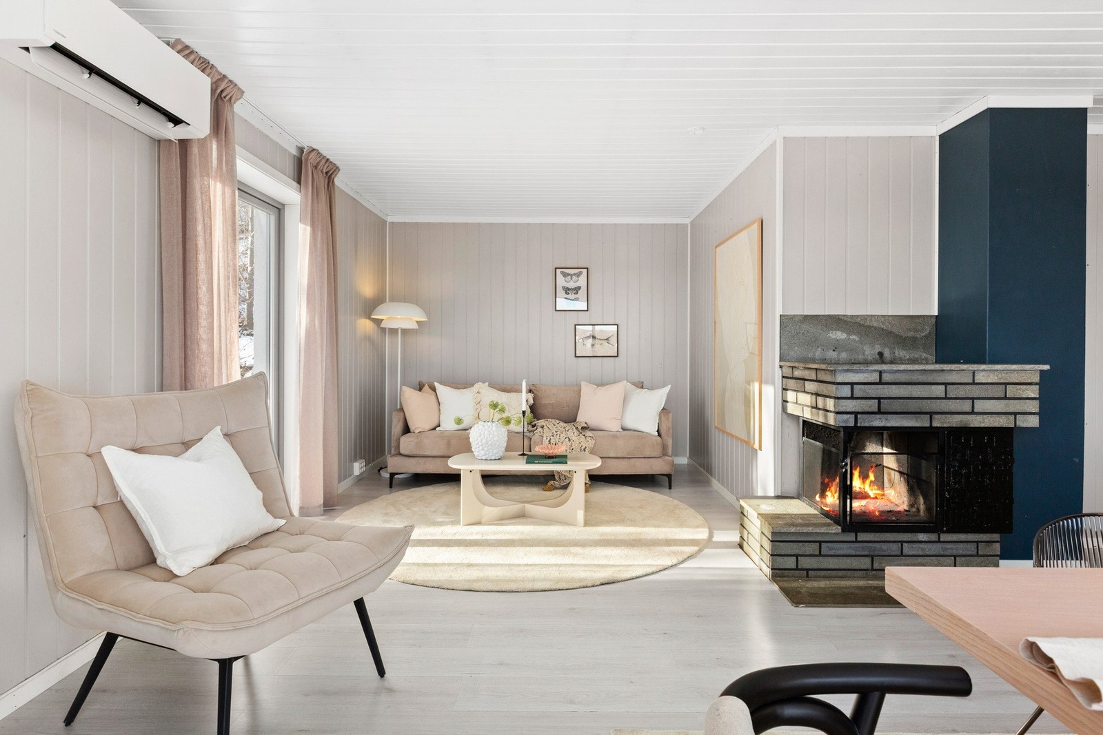 Boligen blir varmet opp med peis og luft-til-luft varmepumpe. Galleribilde