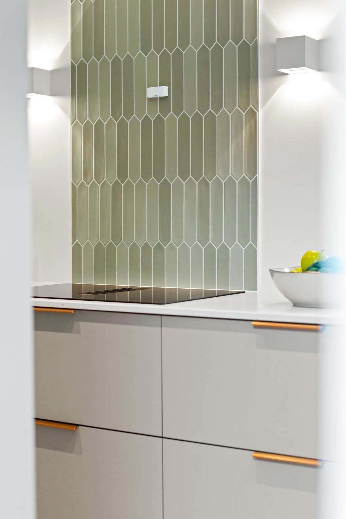 Flisene over kokesonen og benkeplaten gir et helhetlig uttrykk. Galleribilde