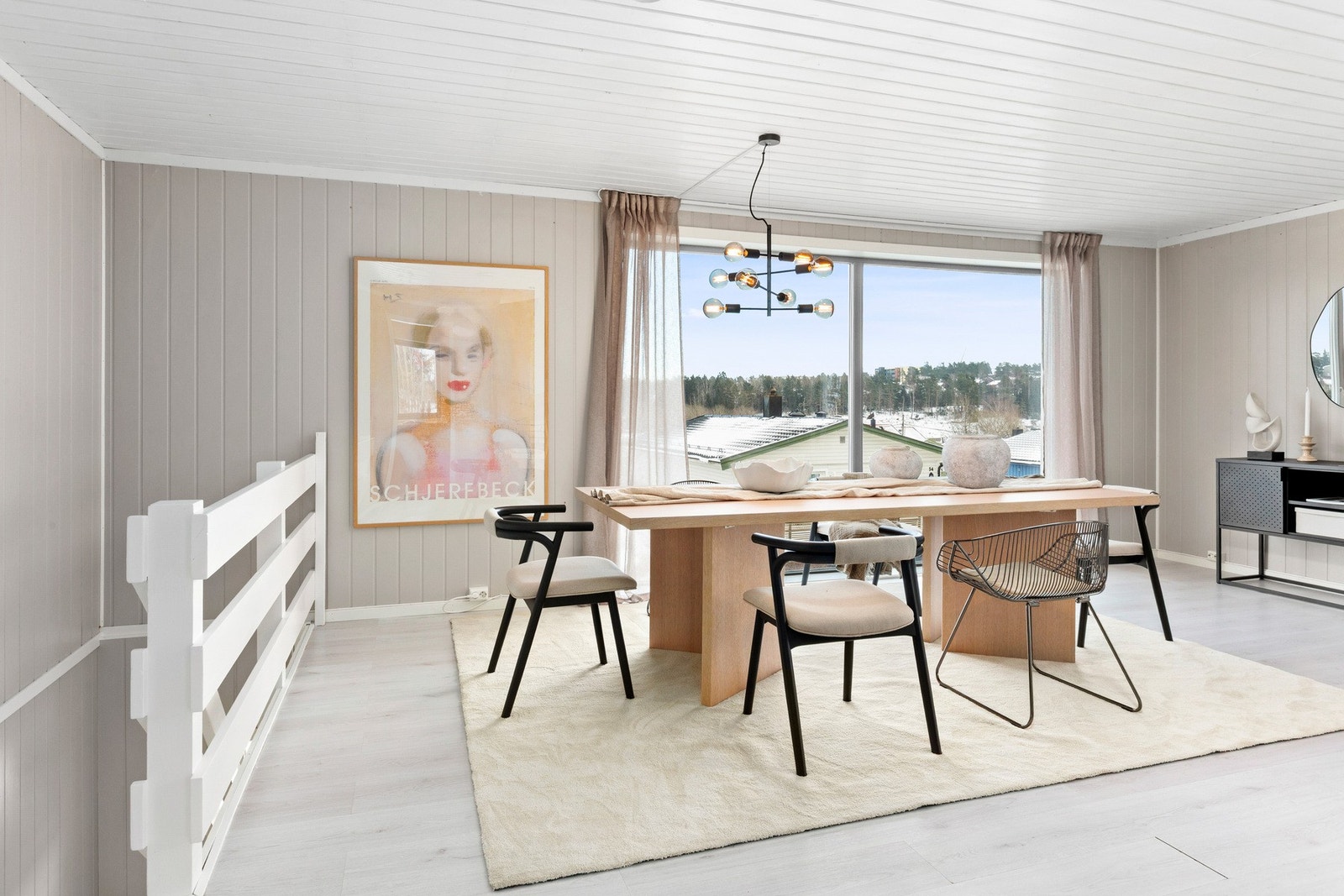 God plass til spisestue og sofakrok. Galleribilde