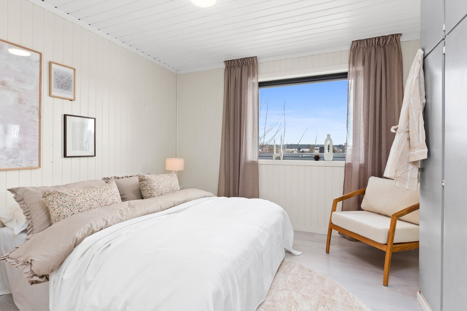 Boligen har totalt fem soverom, hvorav to ligger i utleiedelen. Ett av soverommene i utleiedelen ikke er godkjent for varig opphold. Galleribilde