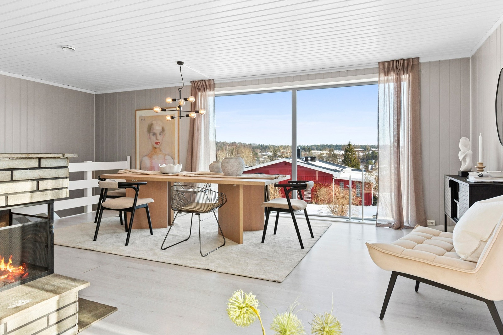 Det er store vindusflater fra gulv til tak. Galleribilde