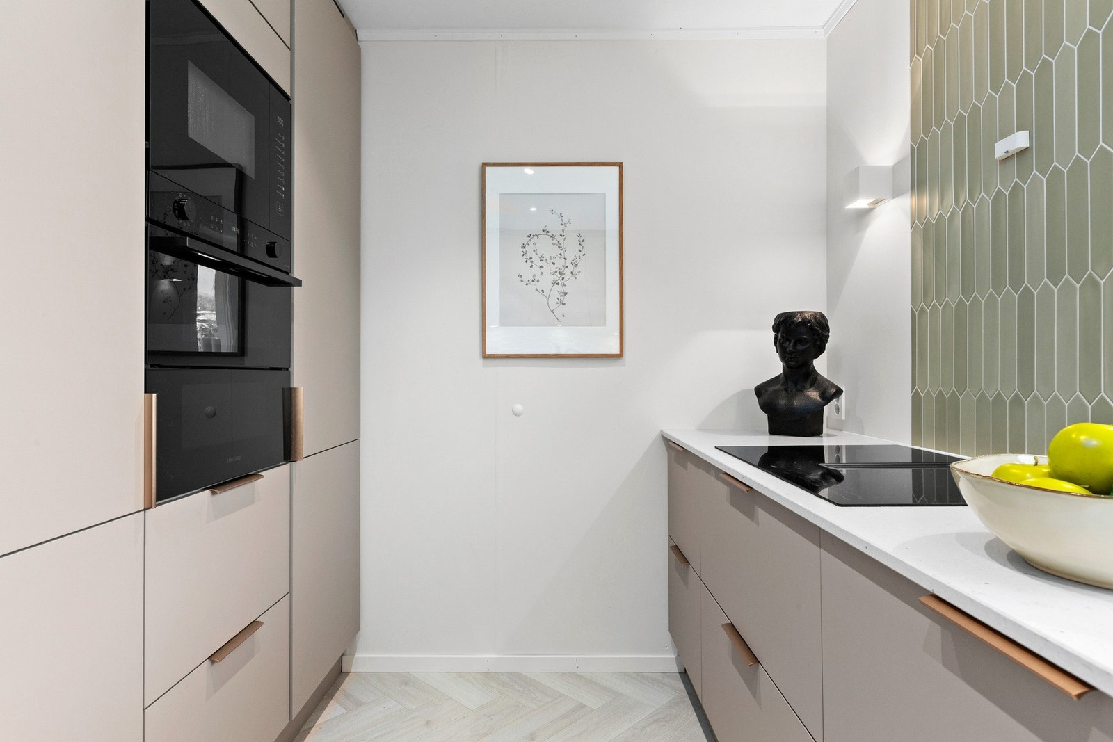 Innredningen er moderne med slette fronter. Galleribilde