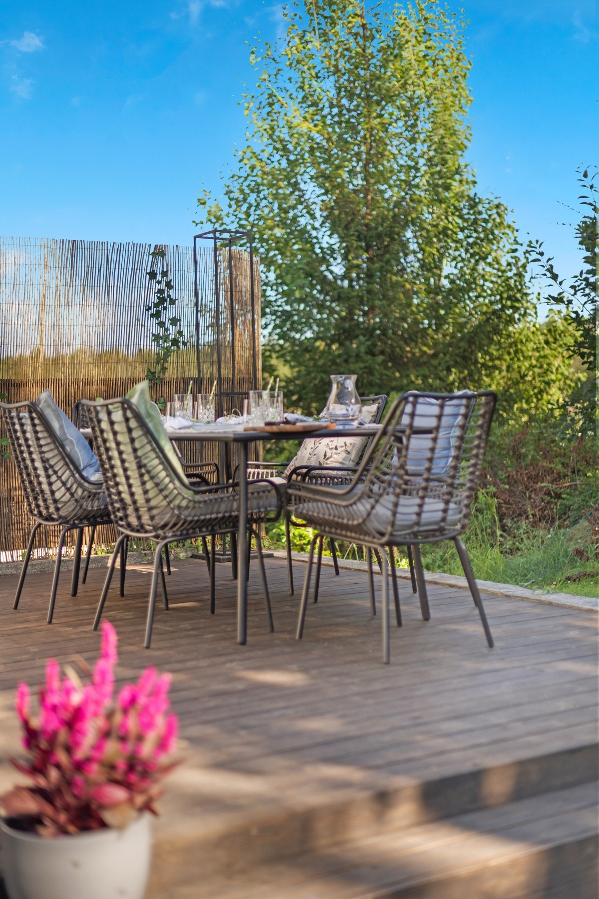 Fra terrassen har man tilgang til hagen. Galleribilde