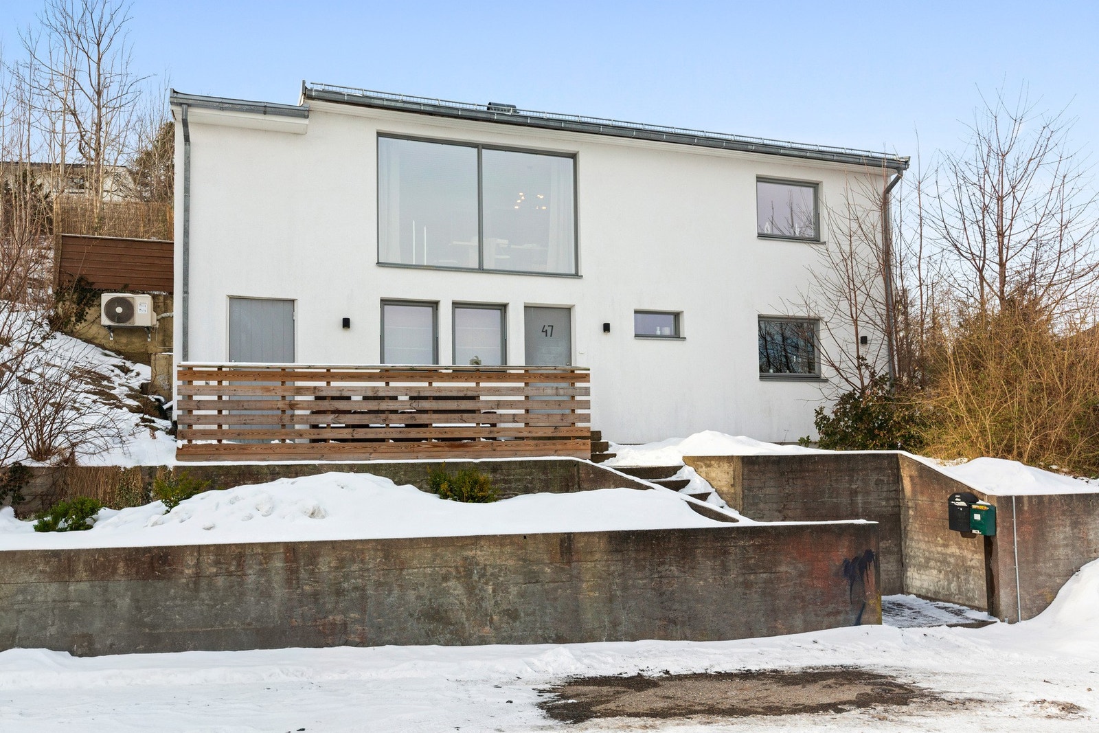 Fasaden har enkle og stramme linjer i hvit mur med store vindusflater. Galleribilde