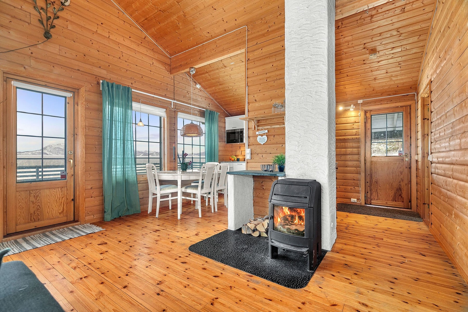 Stue mot kjøkken og gang Galleribilde