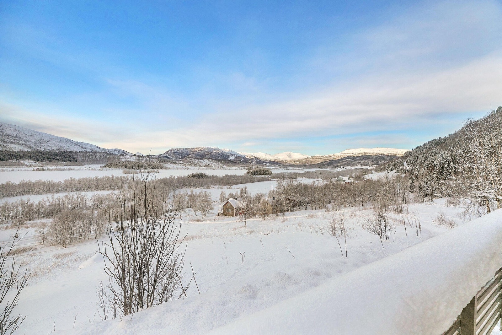 Vakker utsikt mot dalen Galleribilde
