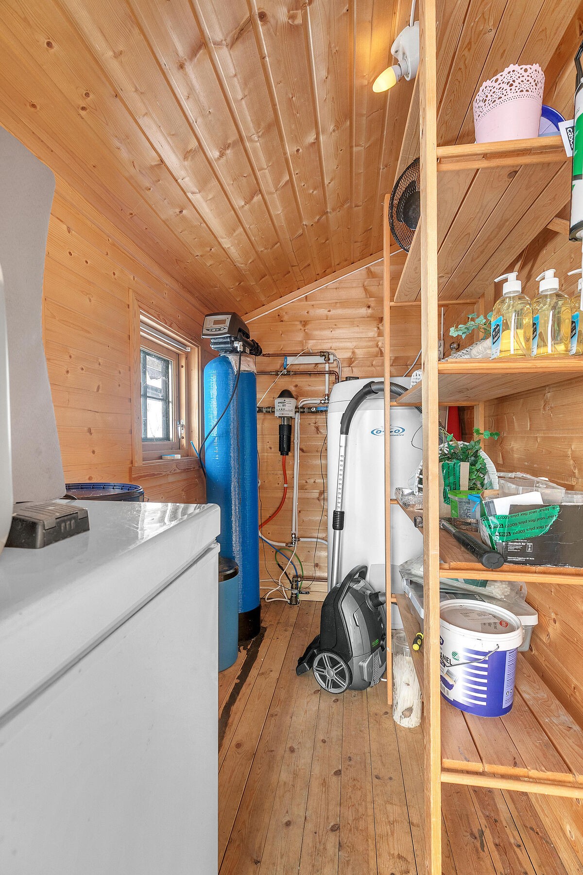 Praktisk bod ved inngangspartiet. Her er også trykktank og varmvannsbereder Galleribilde