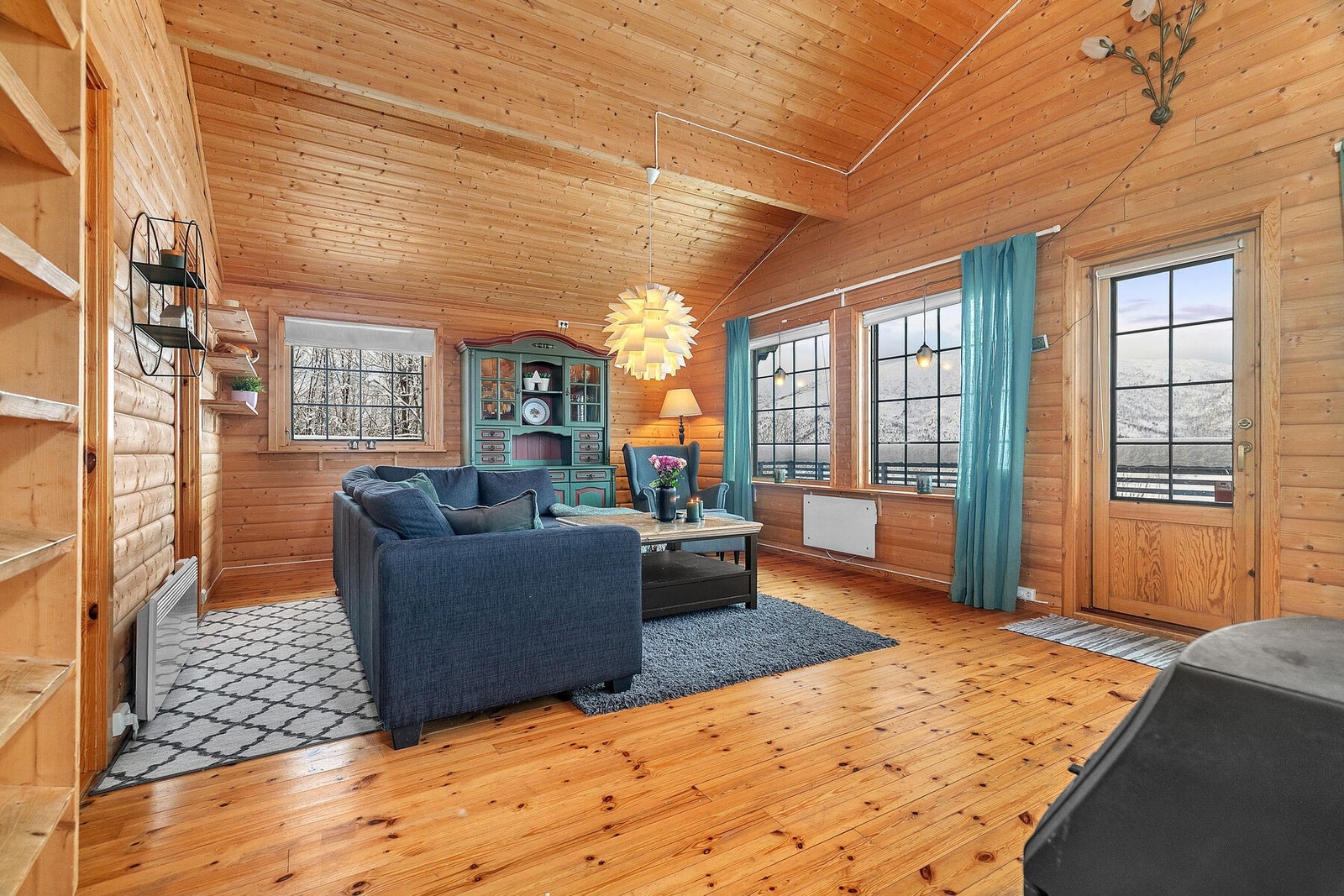 Luftig stue med ekstra takhøyde Galleribilde