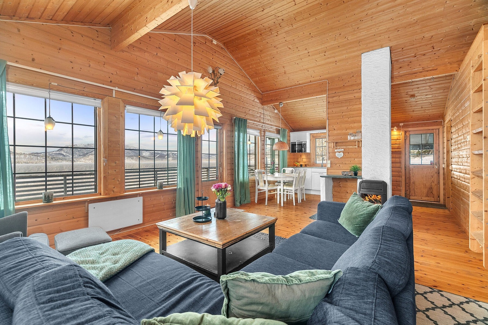 Stuen er romslig med god takhøyde. Utgang fra stuen til en stor veranda med praktfull utsikt og meget gode solforhold. Galleribilde