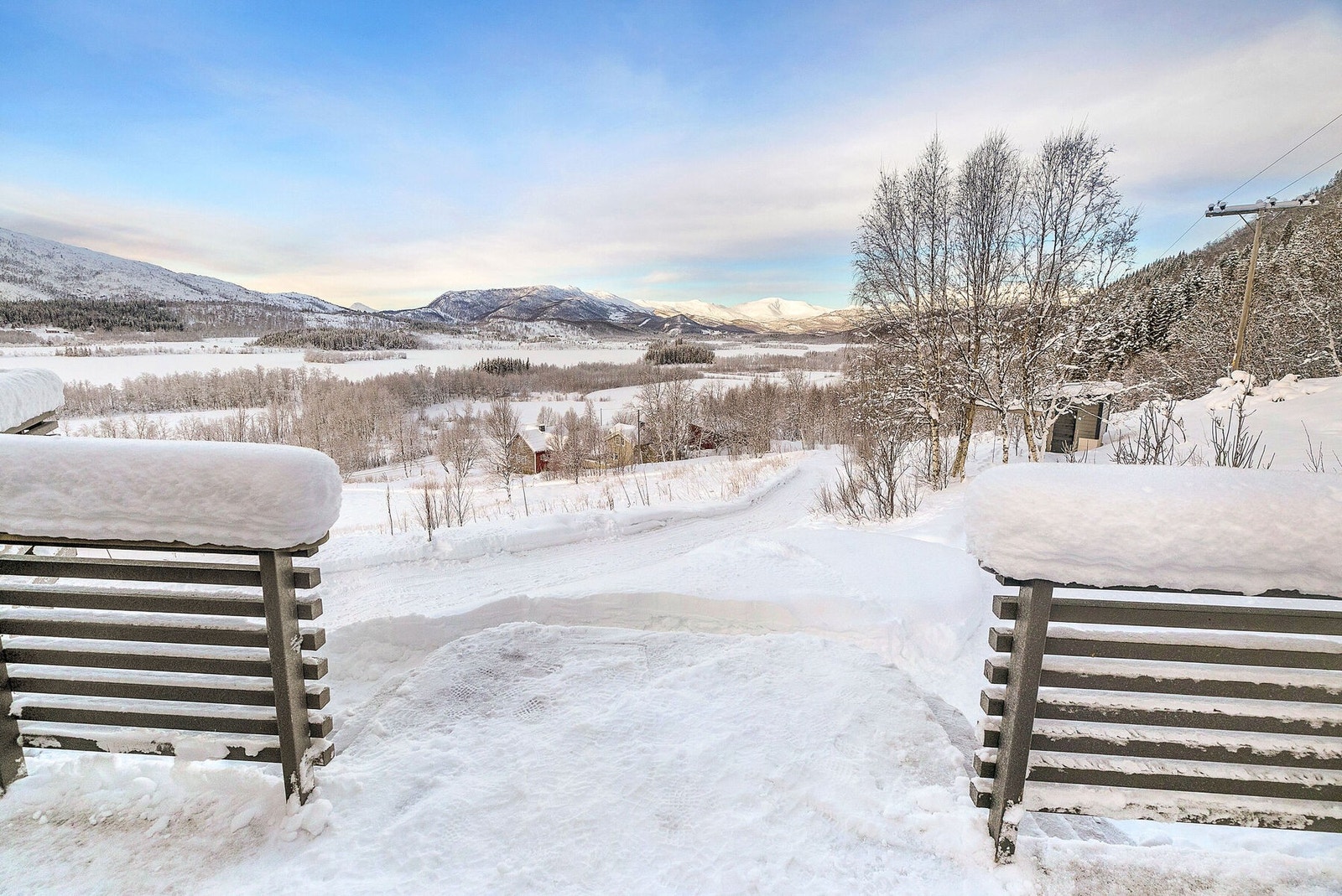 Det er egen adkomstvei helt frem til hytta Galleribilde