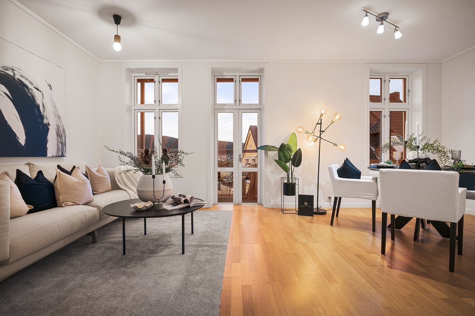 Dette er en flott 3-roms leilighet med fantastisk utsikt, solrik balkong og en gjennomgående god standard. Galleribilde