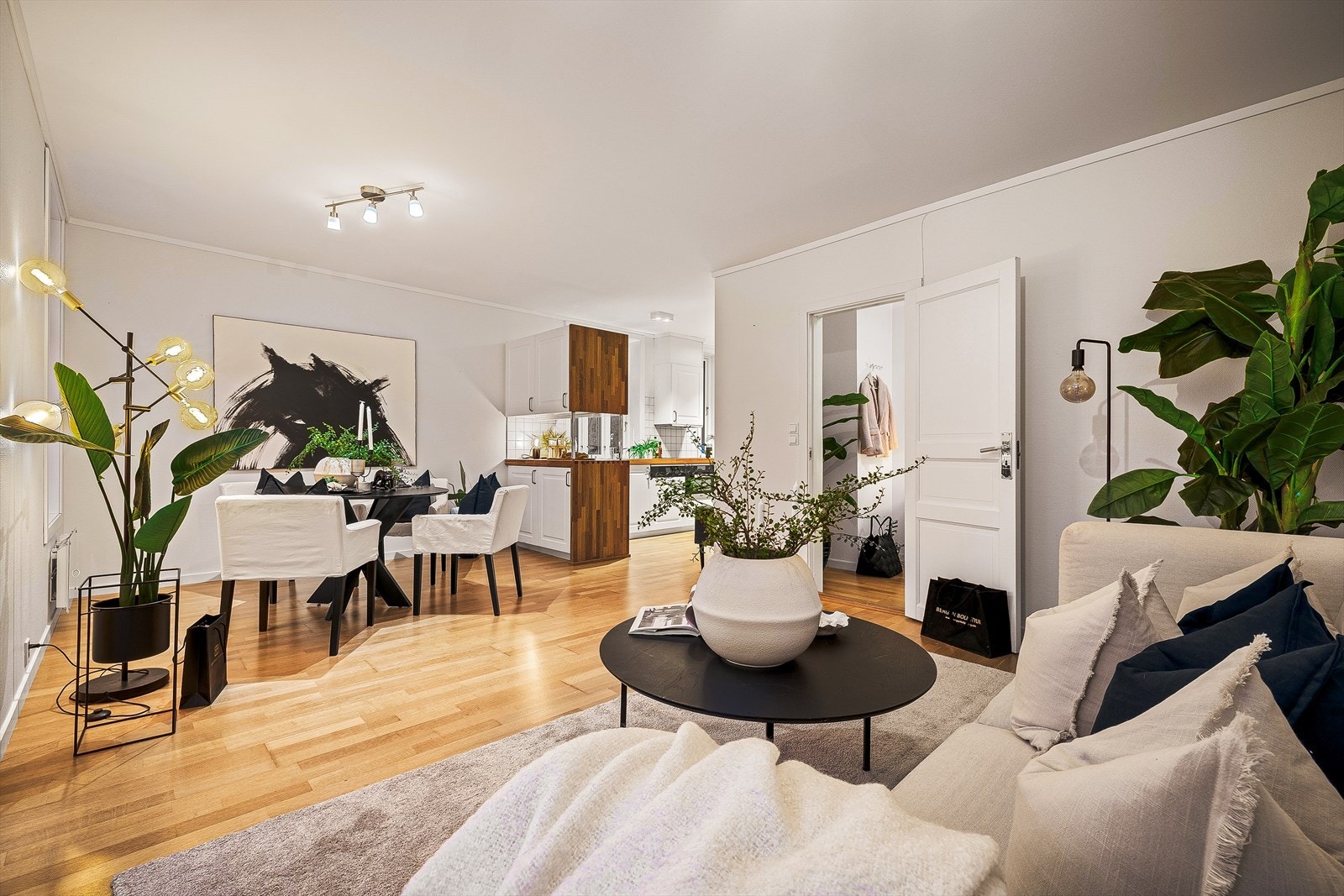 Leiligheten har en åpen stue- og kjøkkenløsning, som gir et luftig inntrykk - samtidig er rommet delt i sine naturlige soner. Galleribilde