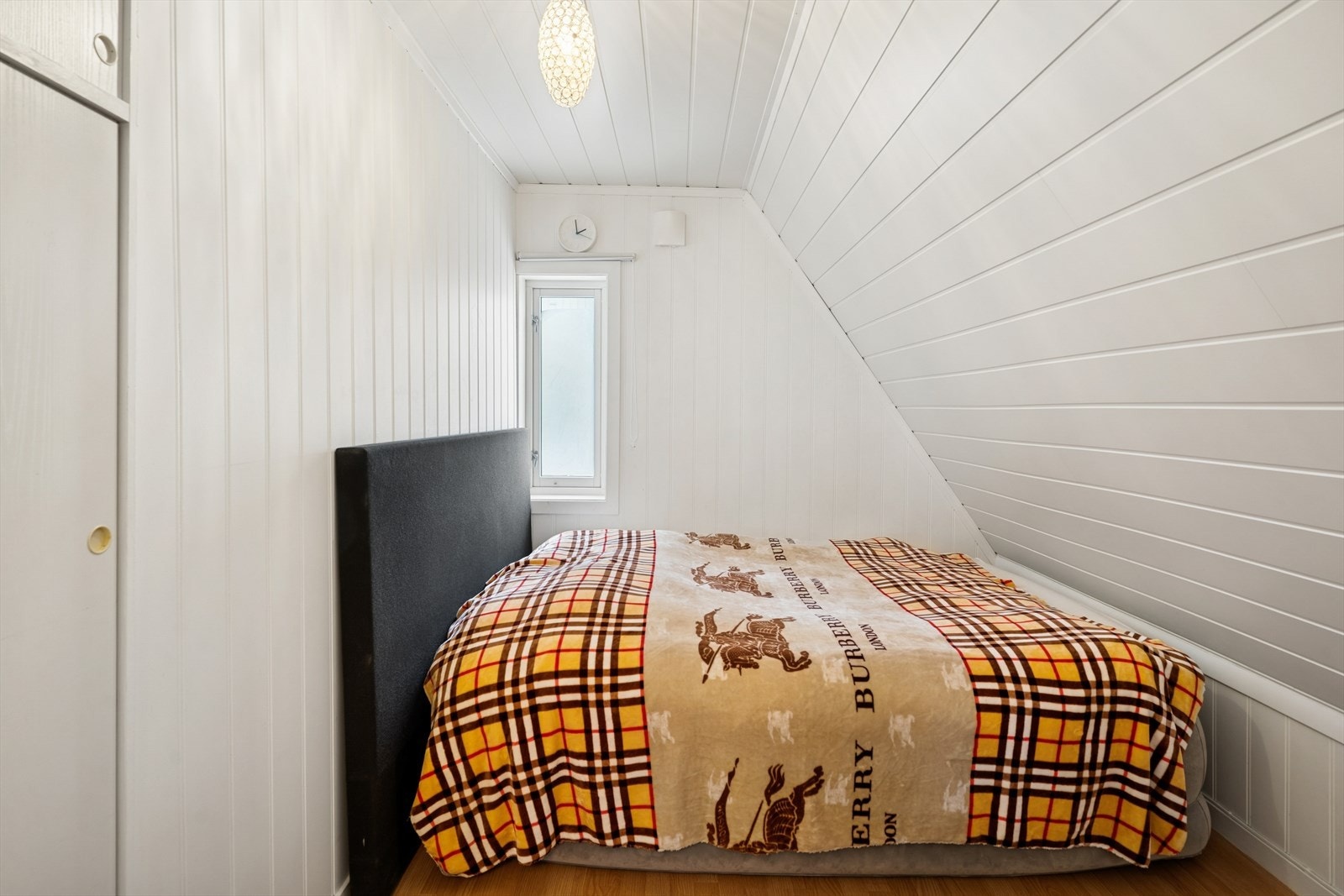 Begge rommene har god plass til seng, nattbord, garderobeløsning og øvrig ønsket møblement. Vindu på dette rommet har kun lysåning med bredde på 37 cm. Dette er under kravet på 50 cm. Galleribilde