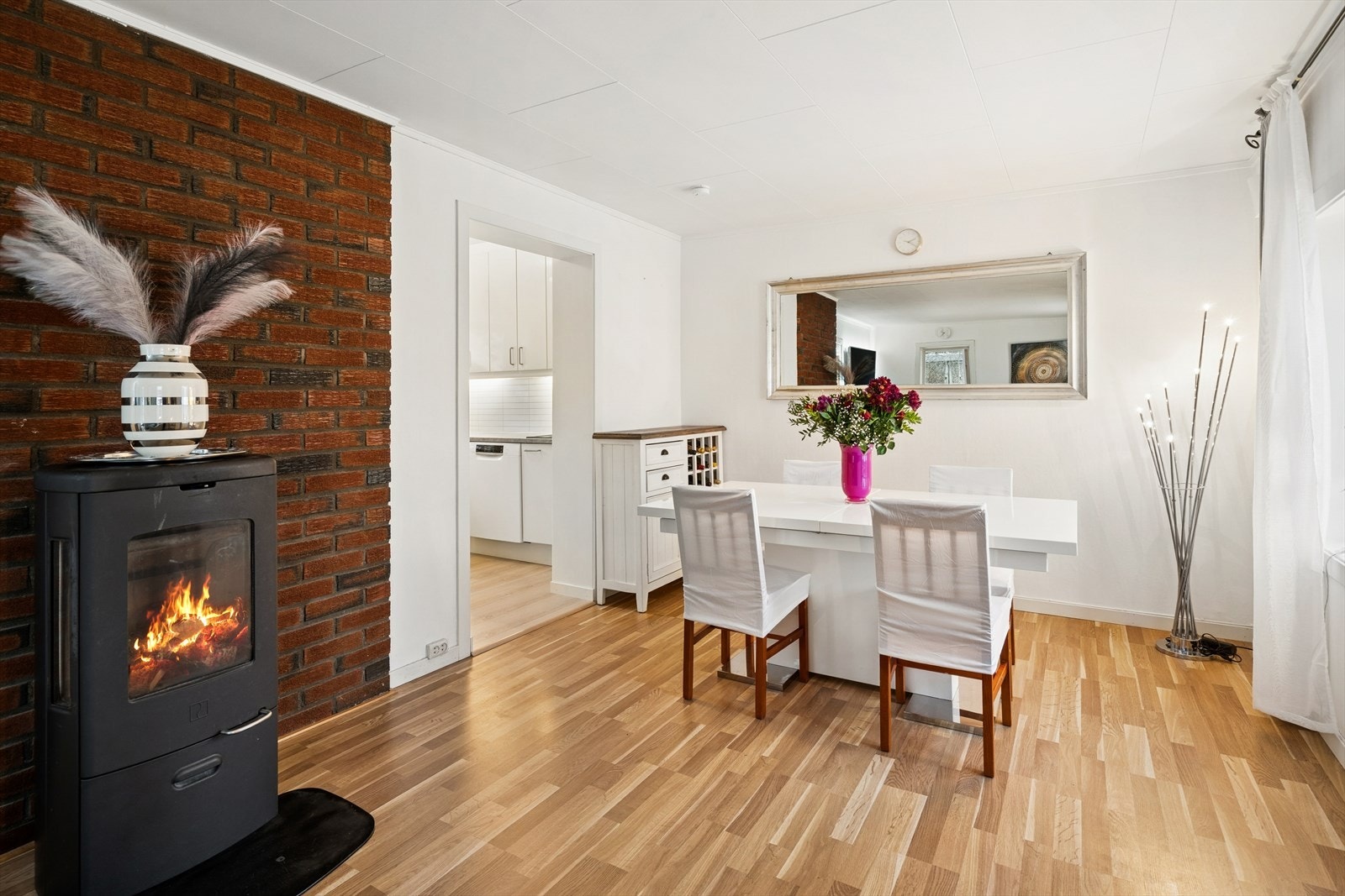 Området rundt peisen er kledd med musteiner, noe som gir rommet et unikt og karakteristisk preg. Galleribilde