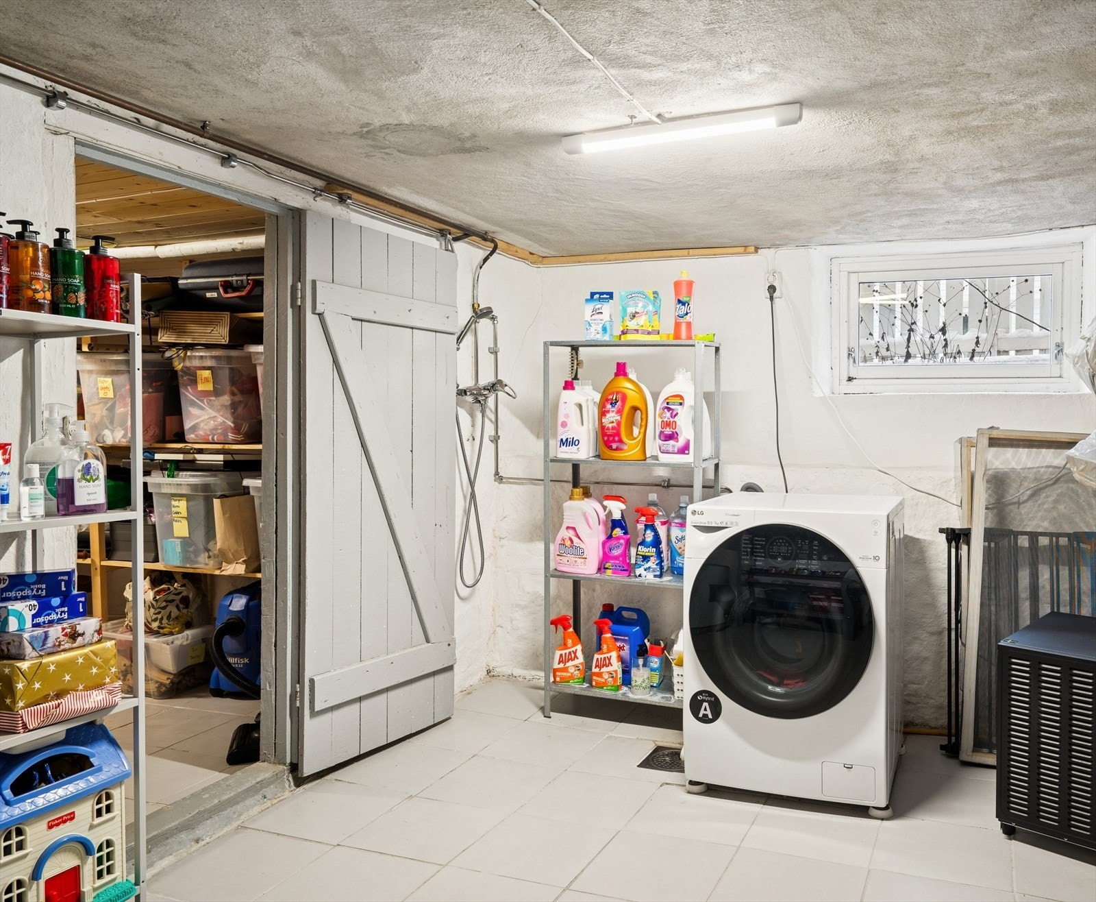 Kjelleren inneholder tre rom, som i dag er benyttet som matbod, lagringsplass og vaskerom. Galleribilde