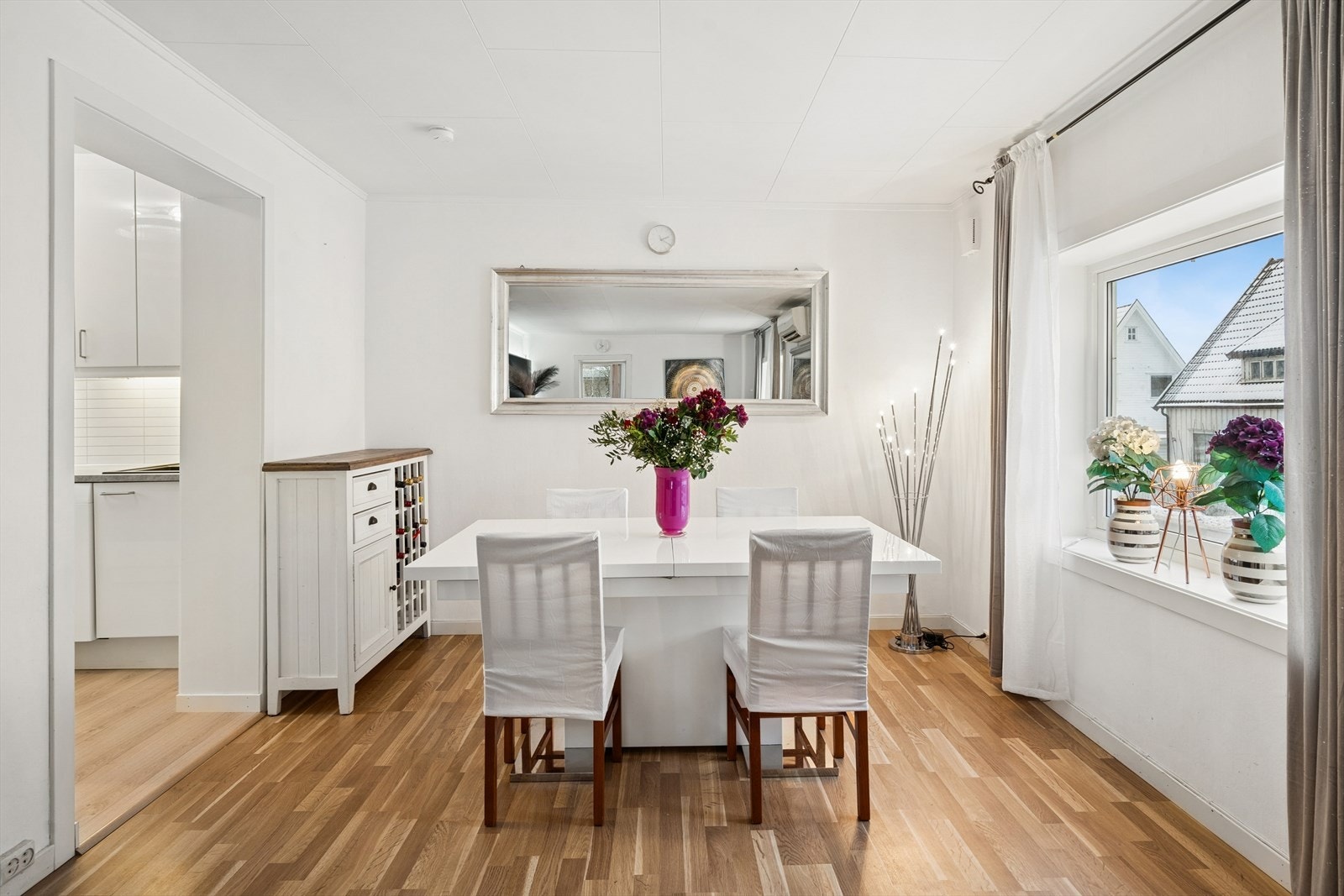 Spisestuen er romslig og har god plass til ønsket spisegruppe. Galleribilde