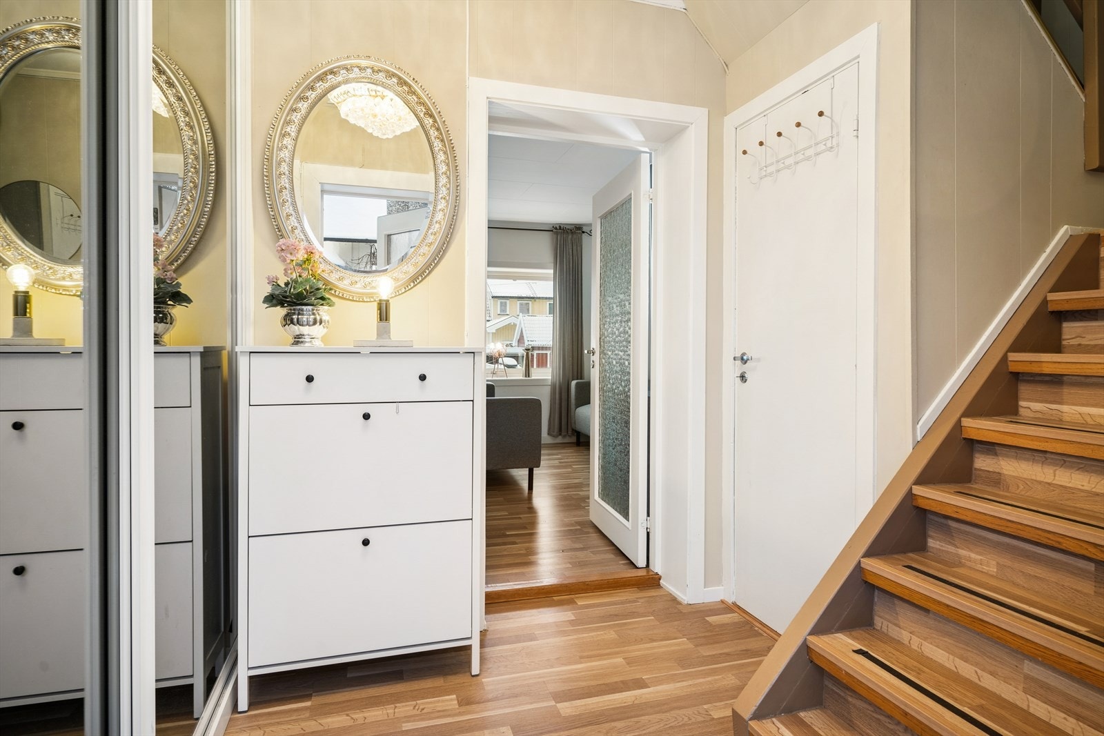 Du ønskes velkommen inn i en lys og romslig entré med en plassbygd skyvedørsgarderobe som gir god plass til sko og ytterklær. Galleribilde