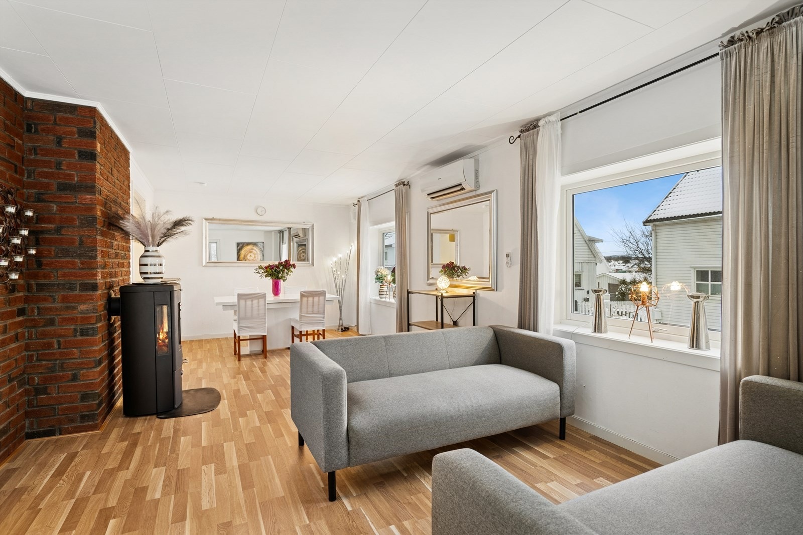 Stuen og spisestuen er lys og romslig med flere møbleringsmuligheter. De store vindusflatene sørger for godt med naturlig lys, noe som skaper en god atmosfære. Galleribilde