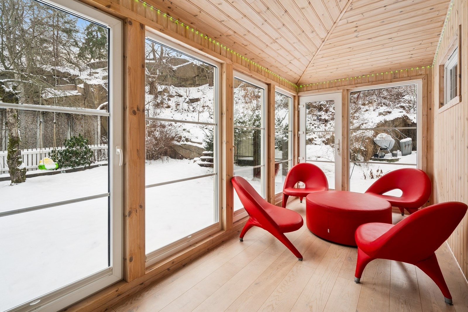 Fra stuen har du tilgang til en vinterhage, som videre fører ut i hagen. Galleribilde