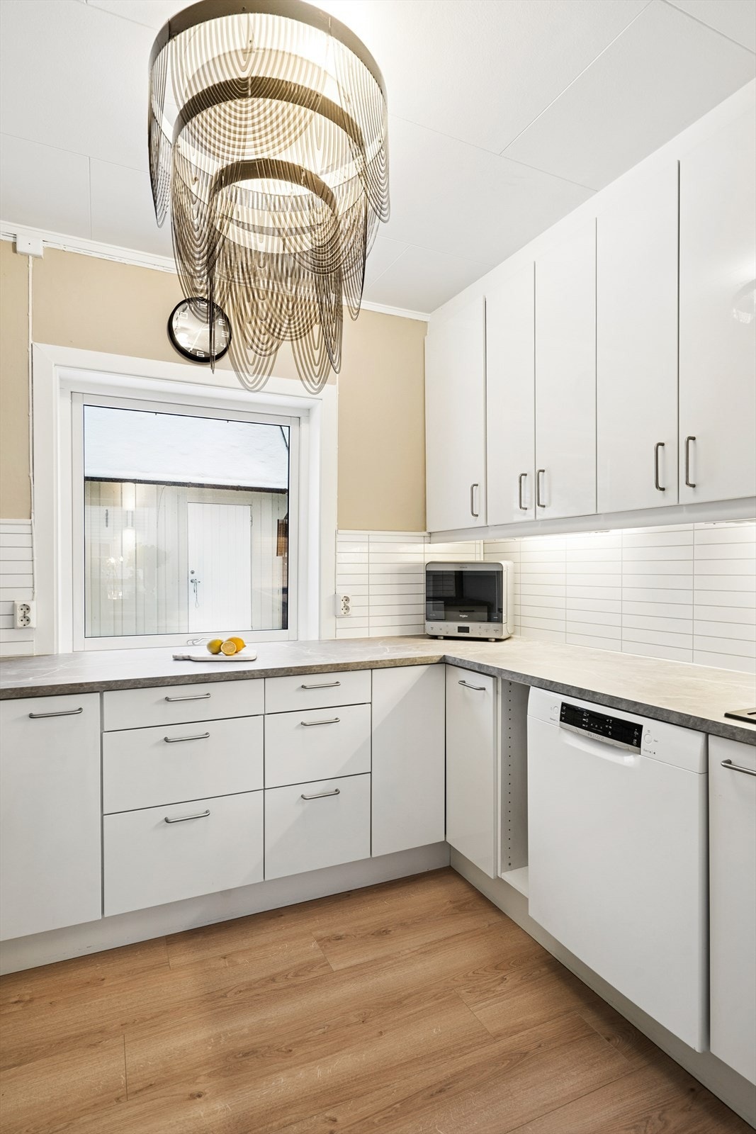 Det er overskap for ekstra oppbevaring og opplegg for oppvaskmaskin. Galleribilde