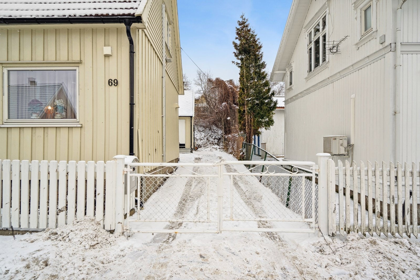 Fra eiendommen er det gangavstand til barnehage, skoler, kollektivtransport og matbutikker. Galleribilde