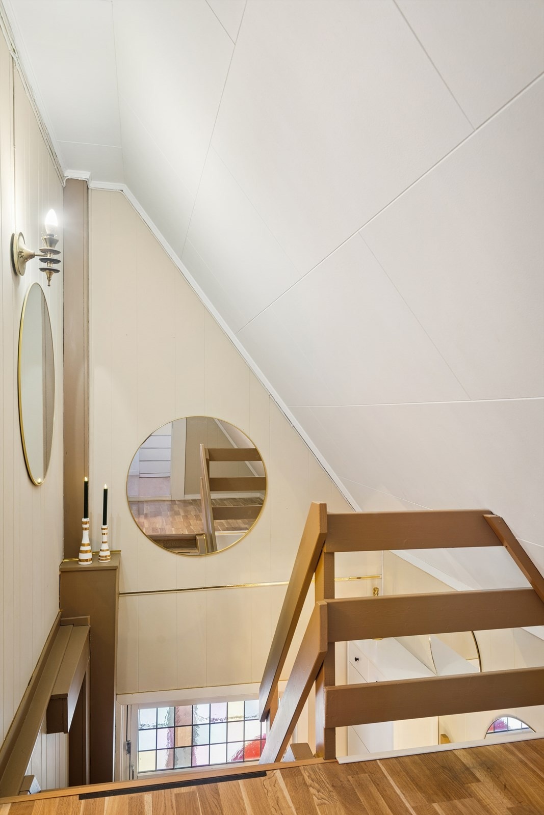 Lys og romslig trappegang med god takhøyde og naturlig lysinnslipp. Galleribilde