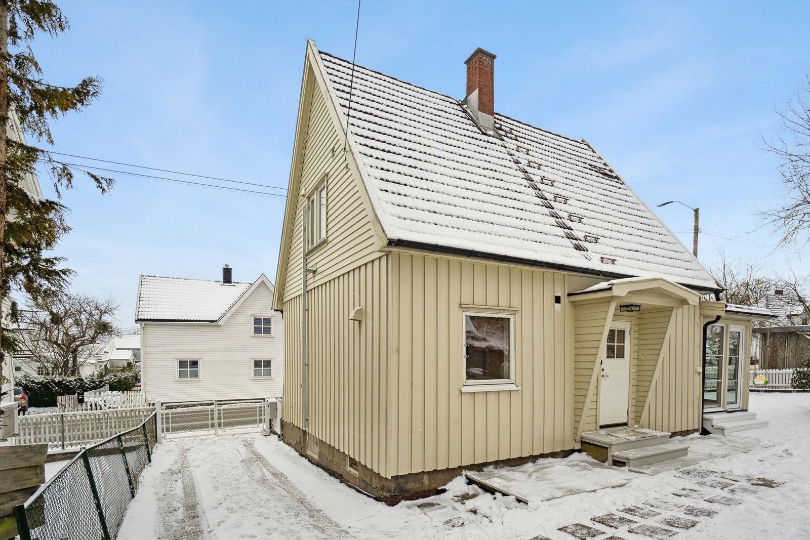 Adkomst via gruset gårdsplass og et hyggelig opparbeidet inngangsparti. Galleribilde