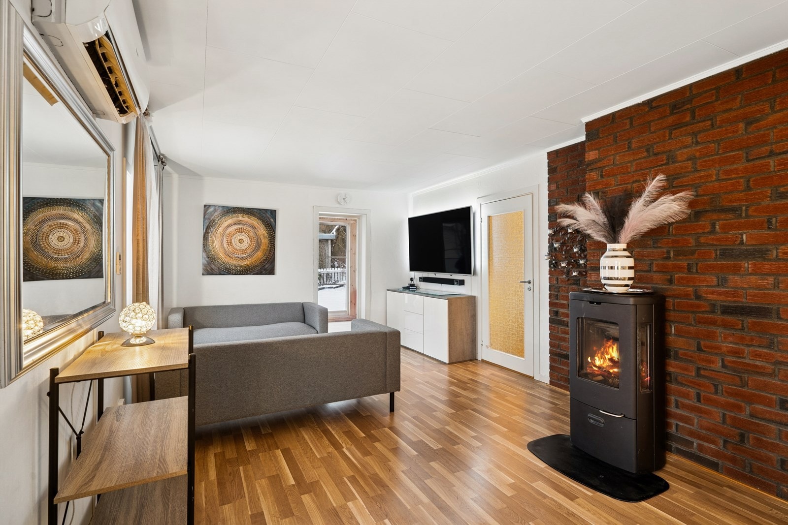 I stuen er det en peis og varmepumpe som gir godt med varme på kalde høst- og vinterdager. Galleribilde