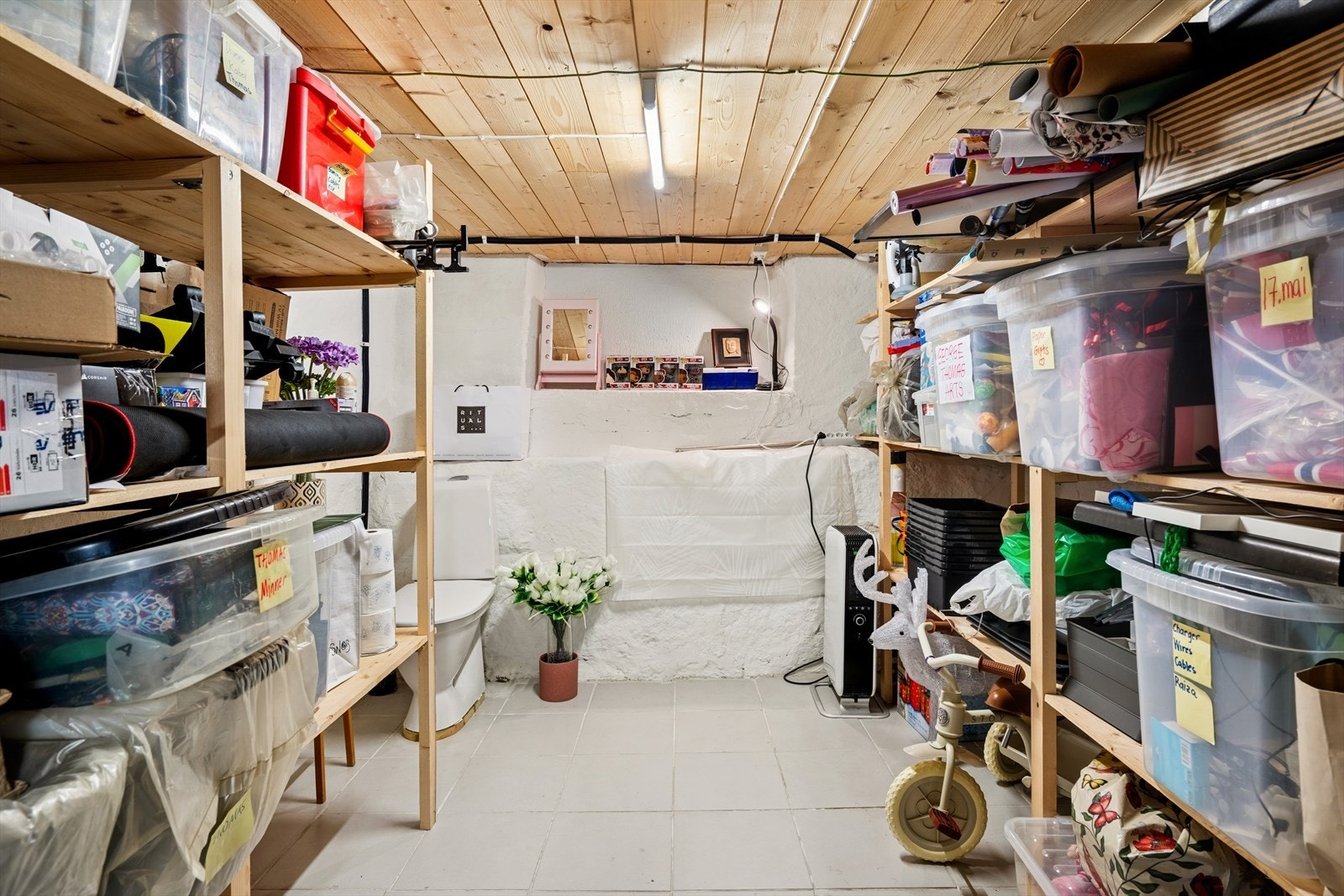 Kjelleren fremstår som en grovkjeller med himling av panel, murpuss og bord med synlige bjelker. Galleribilde