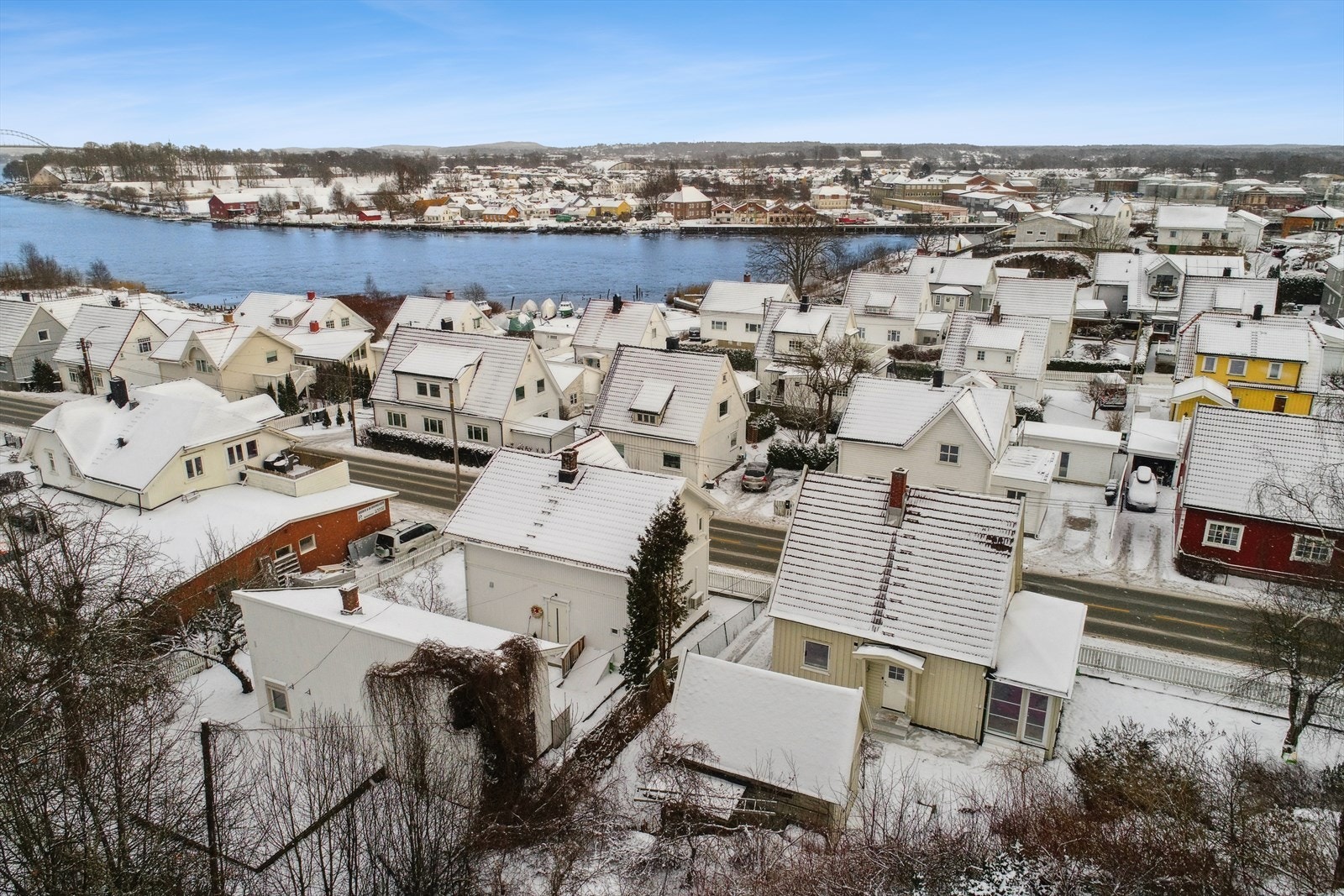 Boligen ligger flott til på idylliske Kråkerøy, i et veletablert og barnevennlig villaområde. Galleribilde