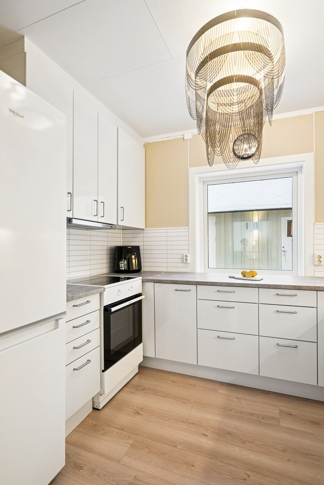 Veggen over benkeplaten er kledd med kjøkkenplater, og det er montert vannstoppsystem for økt sikkerhet. Galleribilde