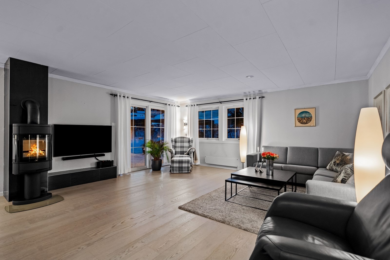 I stuen er det plass til sofaseksjon, tv-møbel og lenestoler. Galleribilde