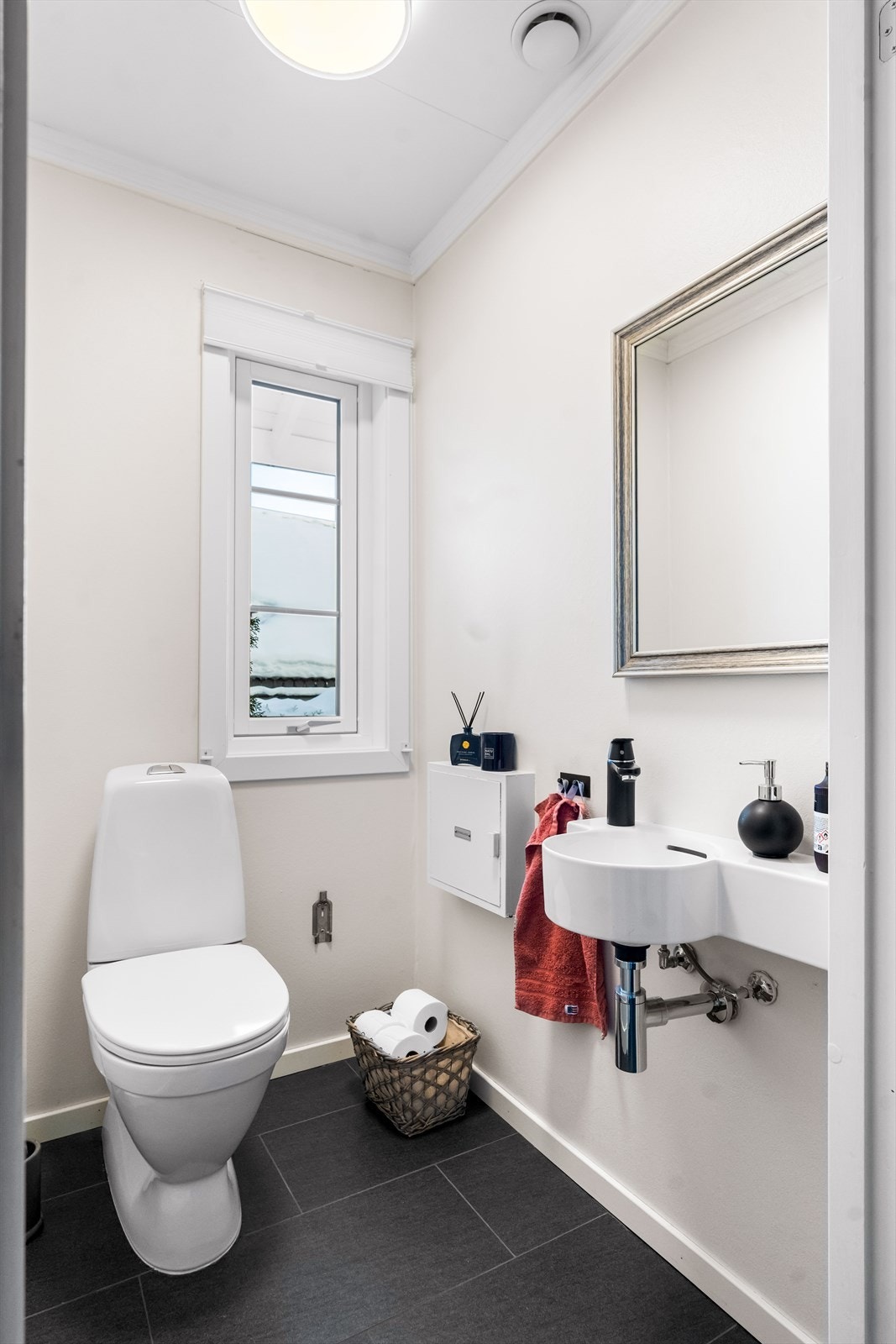 Toalettrom med servant og wc. Toalettrommet er oppusset i 2024. Galleribilde