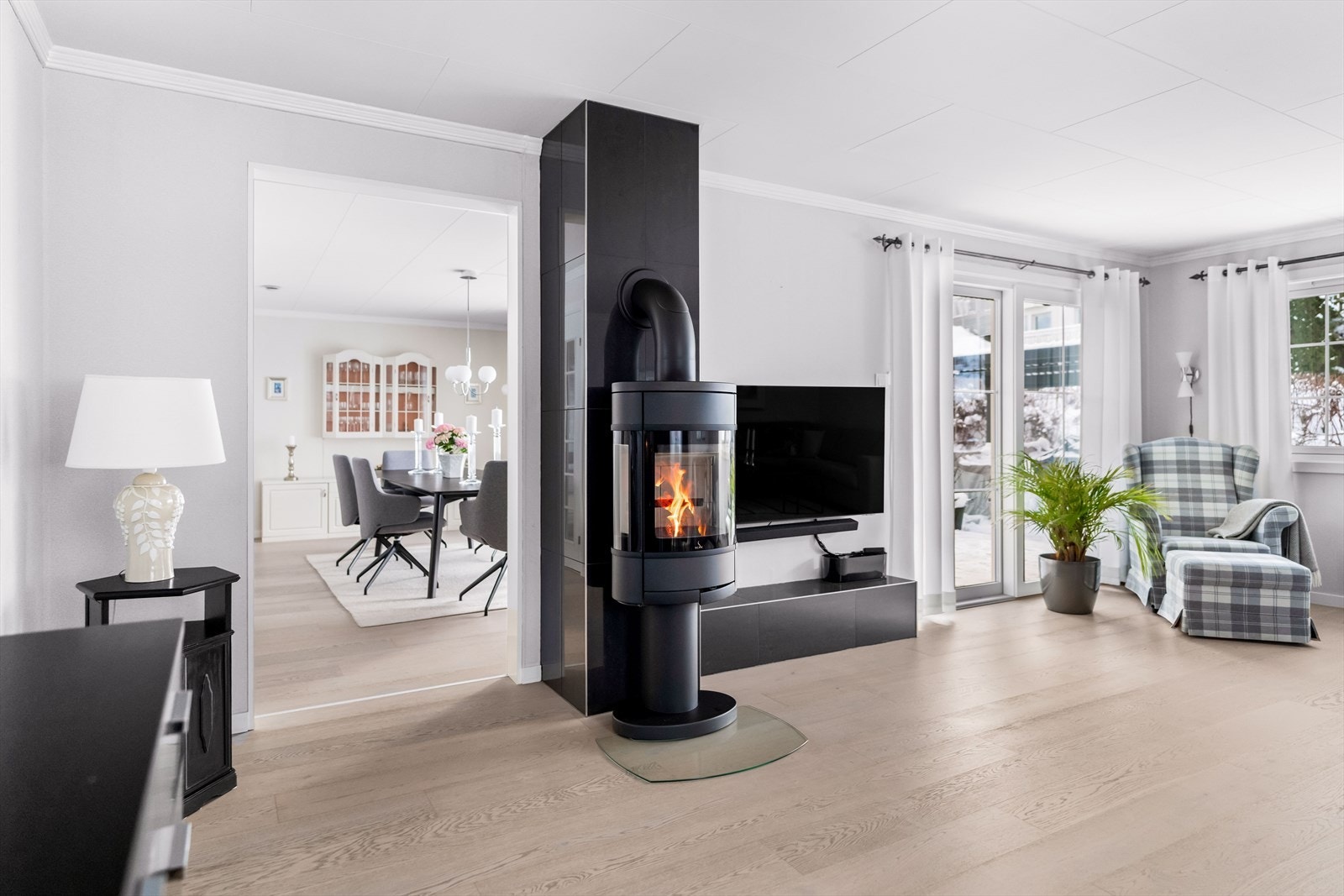 I stuen er det tilkoblet en peisovn, som sikrer ekstra varme i vinterhalvåret. Galleribilde