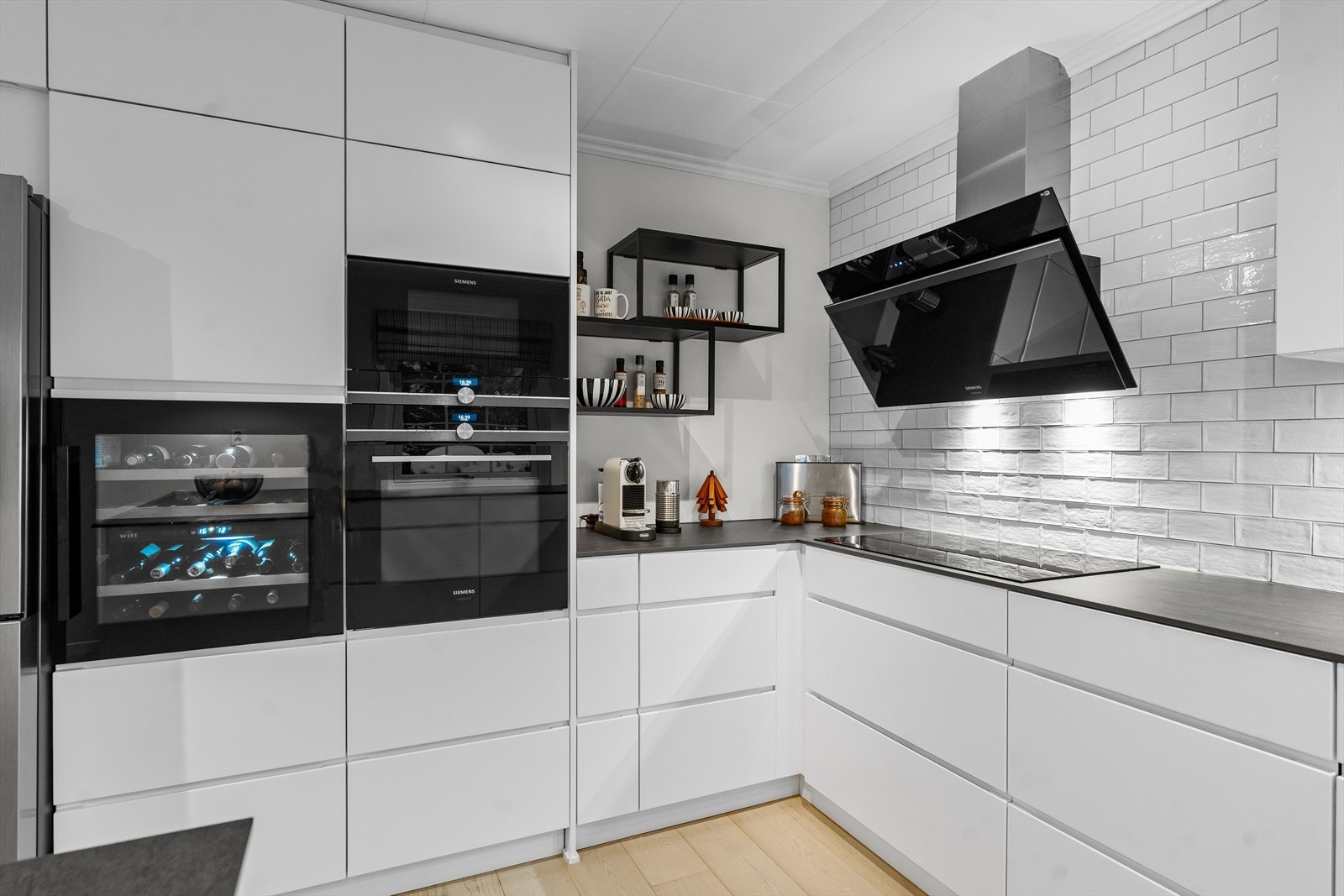 Kjøkkenet har integrerte hvitevarer, som gir rommet en helhetlig finish. Galleribilde