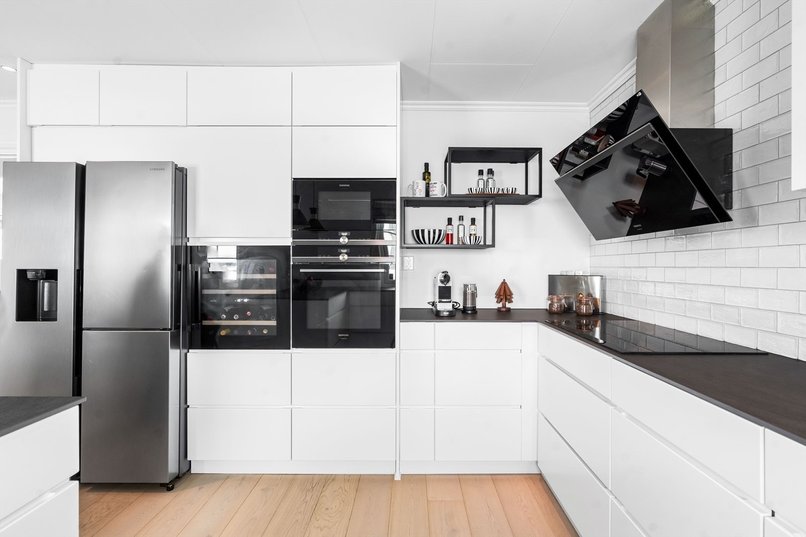 Over koketoppen er det tilkoblet en ventilator. Galleribilde