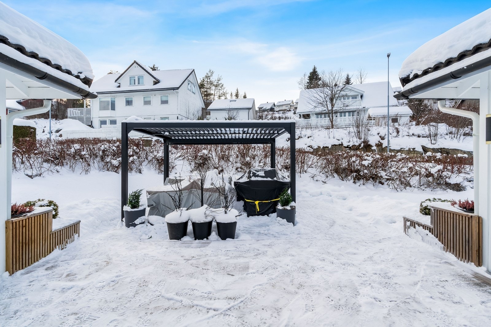 Fra terrassen er det videre utgang til den opparbeidede hagen - her er det mye boltreplass! Galleribilde